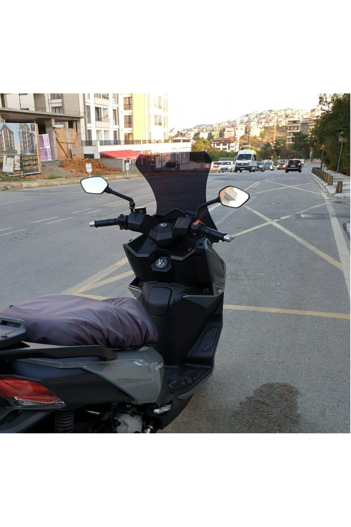 SYM Joyride 300 Ön Cam 2023-2026 Model 65cm Siyah Renkli 4mm ORTA