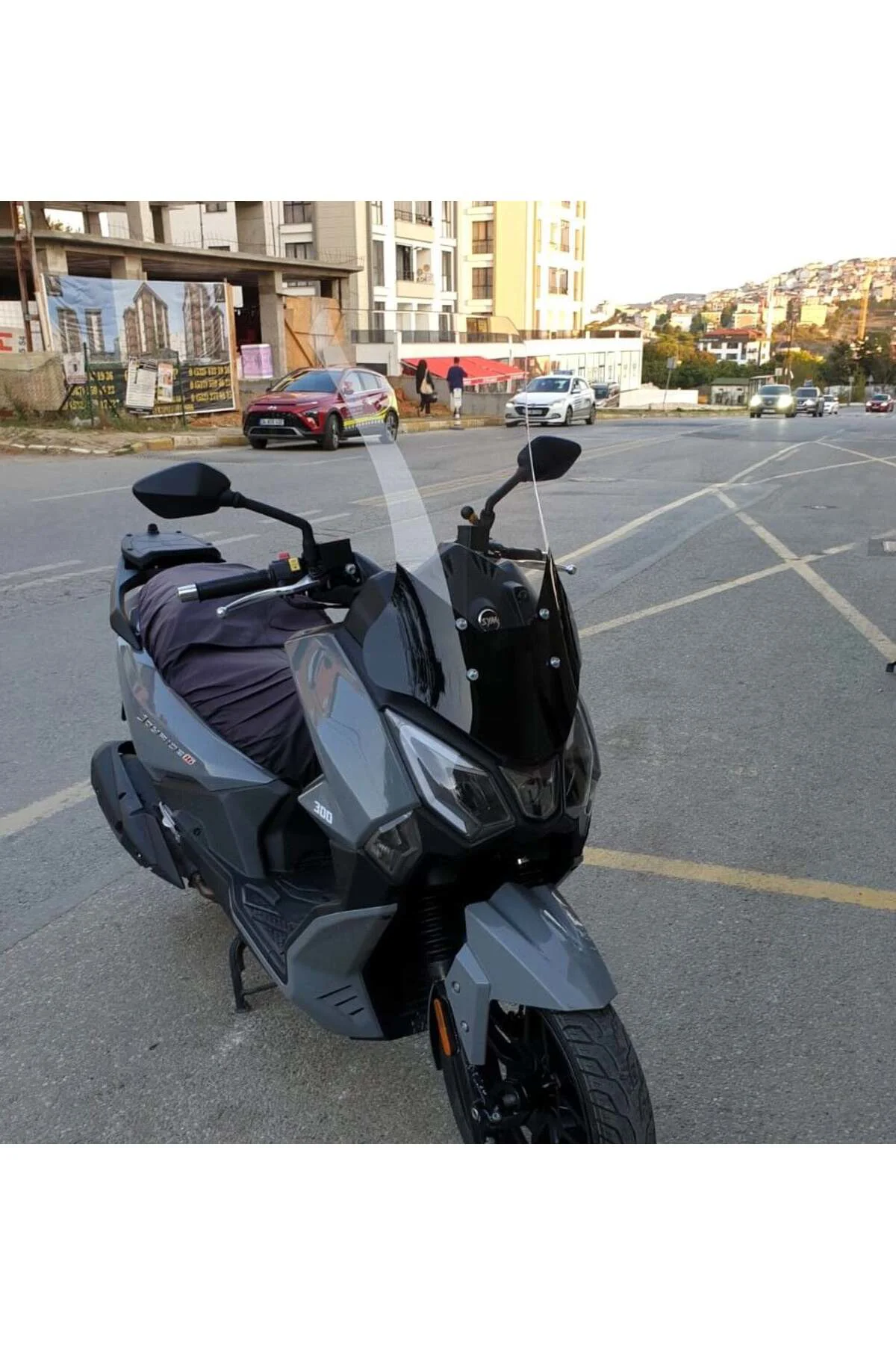 SYM Joyride 300 Ön Cam 2023-2026 Model 75cm Şeffaf Renkli 4mm UZU