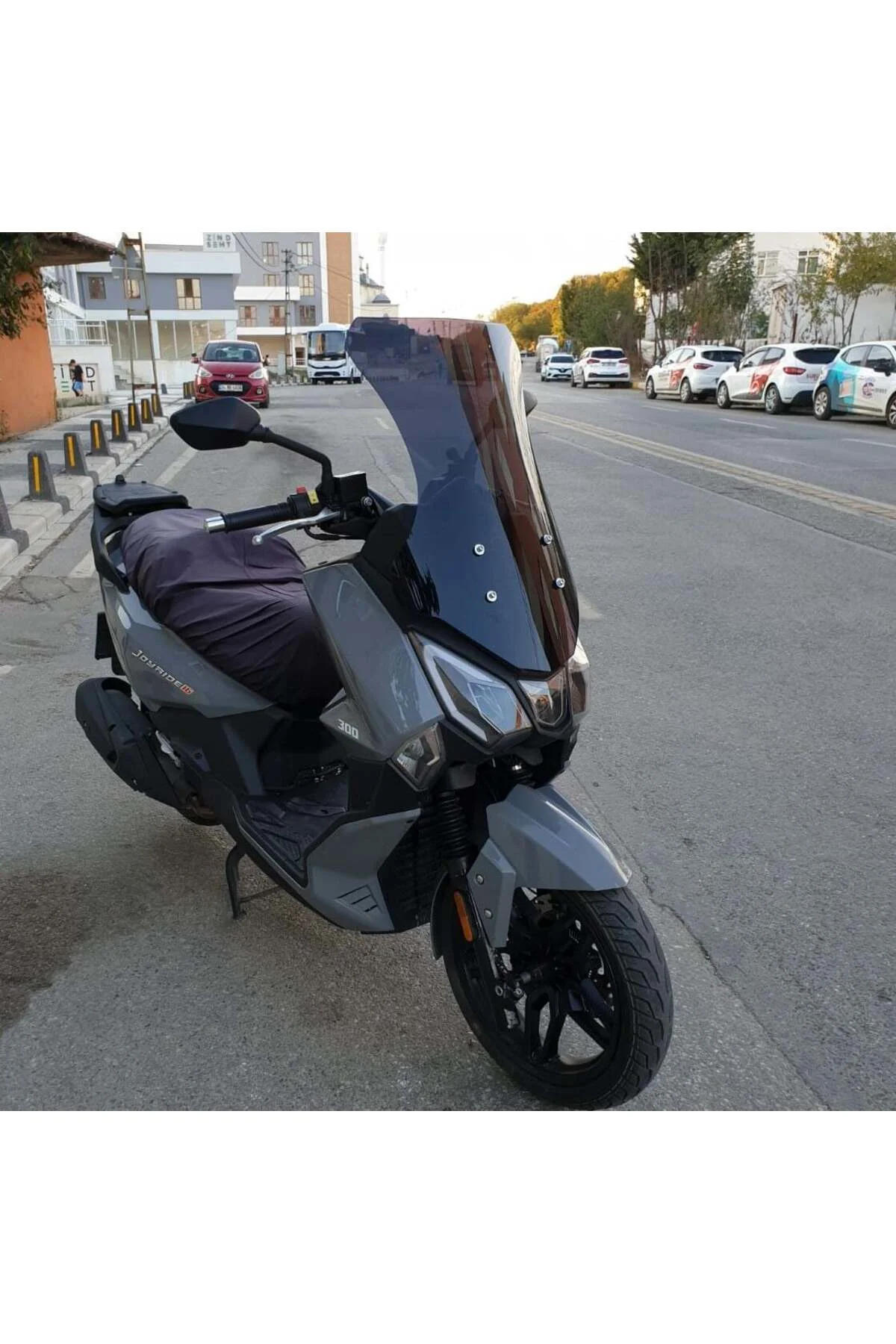 SYM Joyride 300 Ön Cam 2023-2026 Model 65cm Siyah Renkli 4mm ORTA