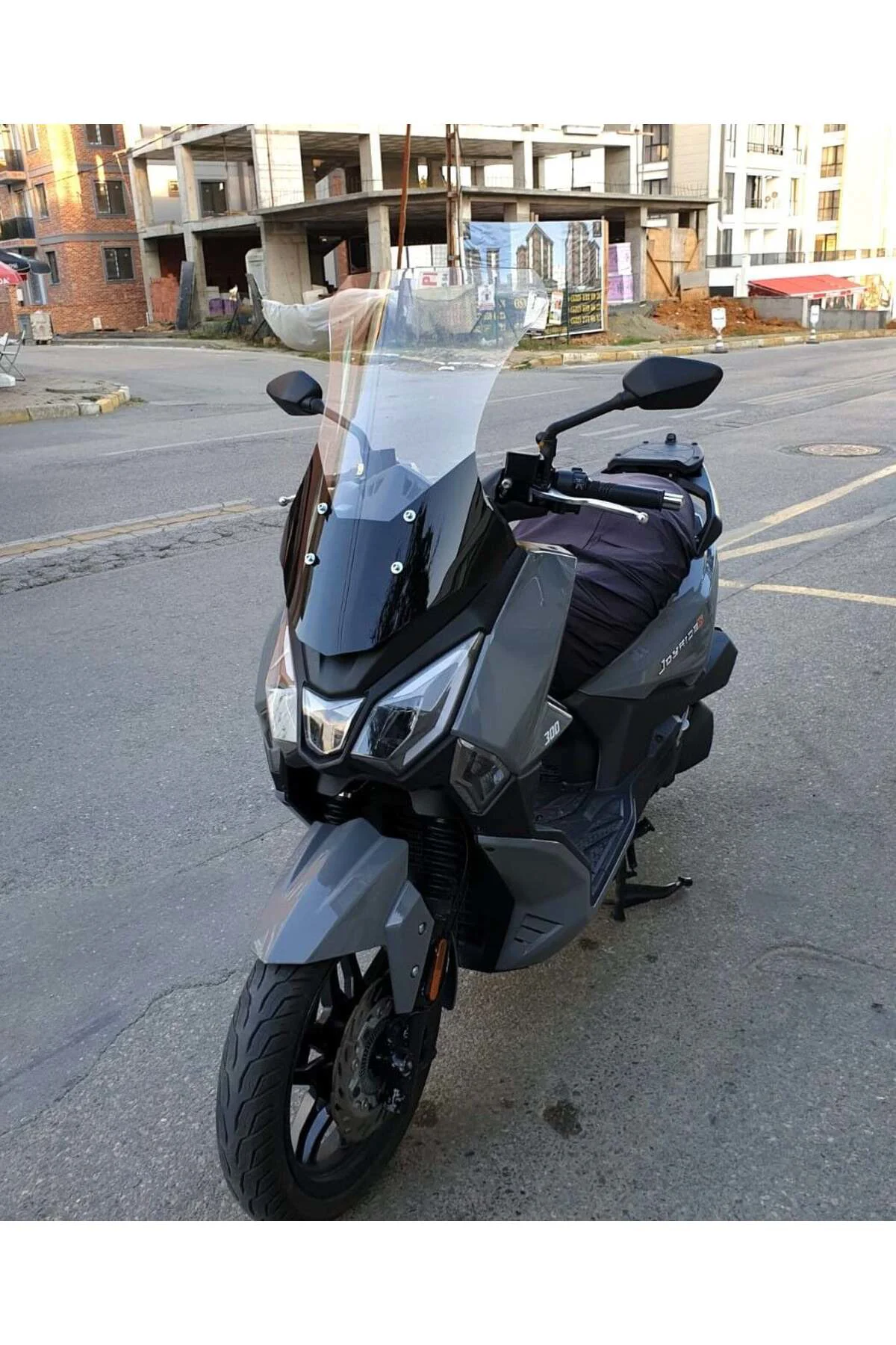 SYM Joyride 300 Ön Cam 2023-2026 Model 65cm Şeffaf Renkli 4mm ORTA BOYLU
