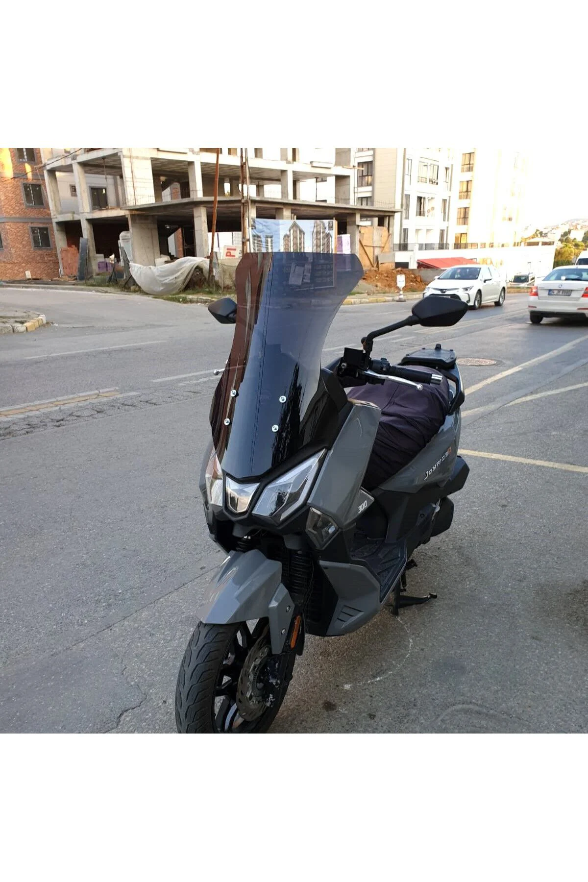 SYM Joyride 300 Ön Cam 2023-2026 Model 65cm Siyah Renkli 4mm ORTA