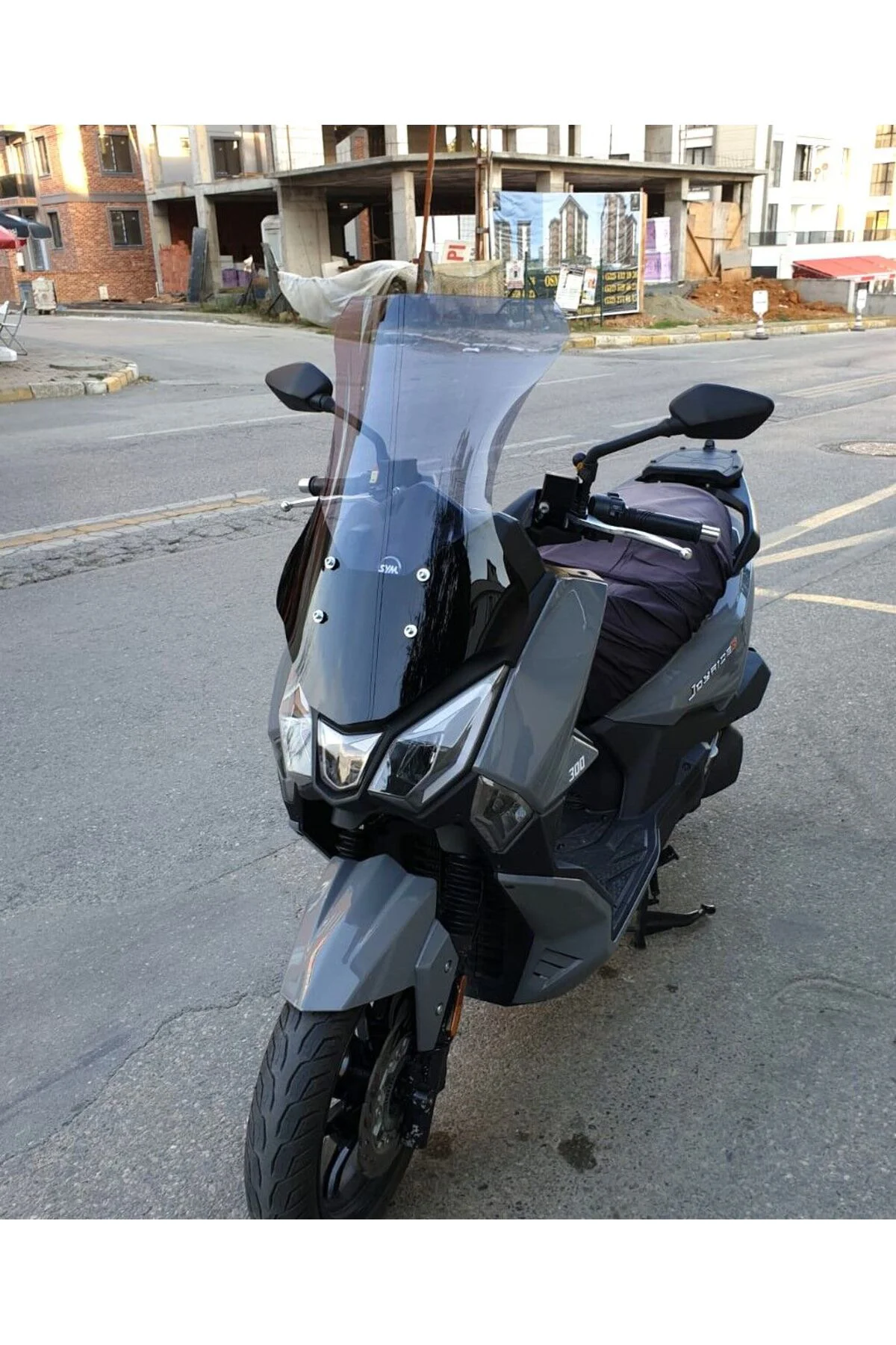 SYM Joyride 300 Ön Cam 2023-2026 Model 65cm Füme Renkli 4mm ORTA 