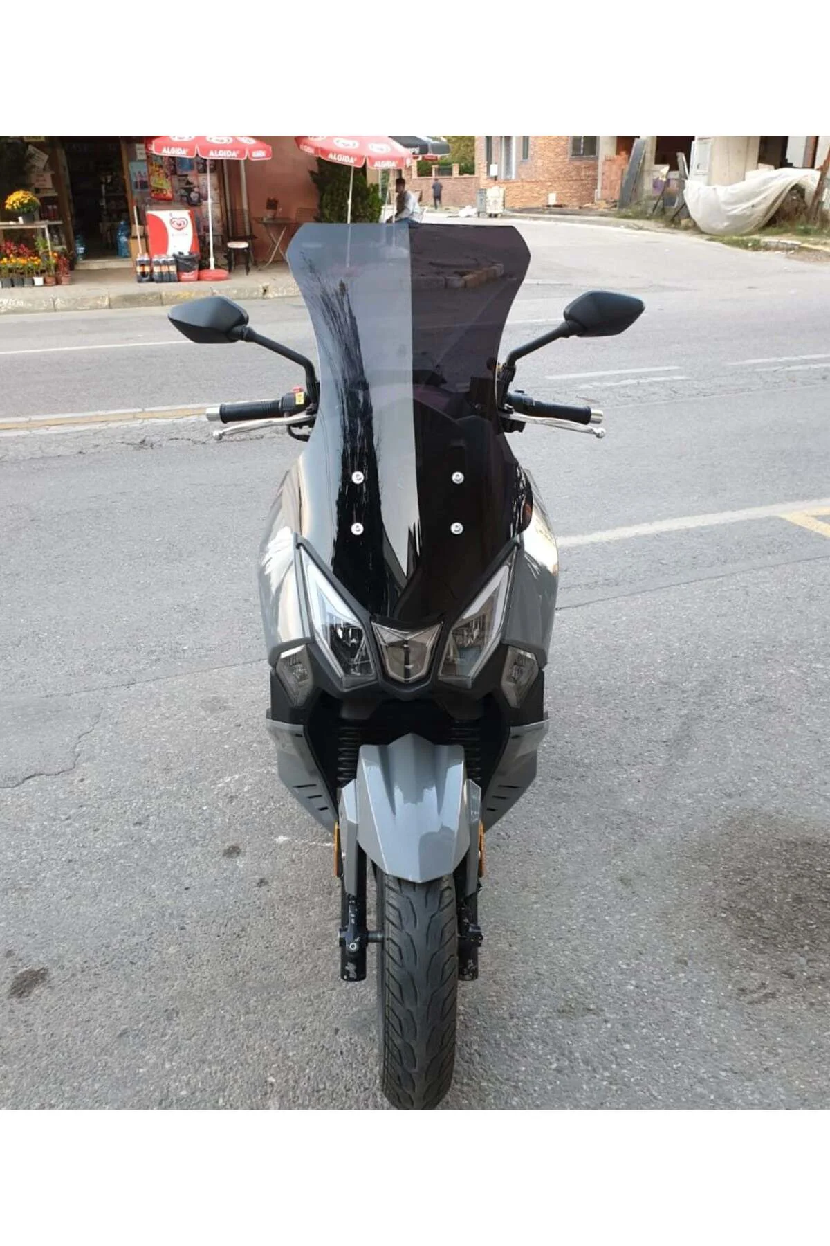 SYM Joyride 300 Ön Cam 2023-2026 Model 65cm Siyah Renkli 4mm ORTA