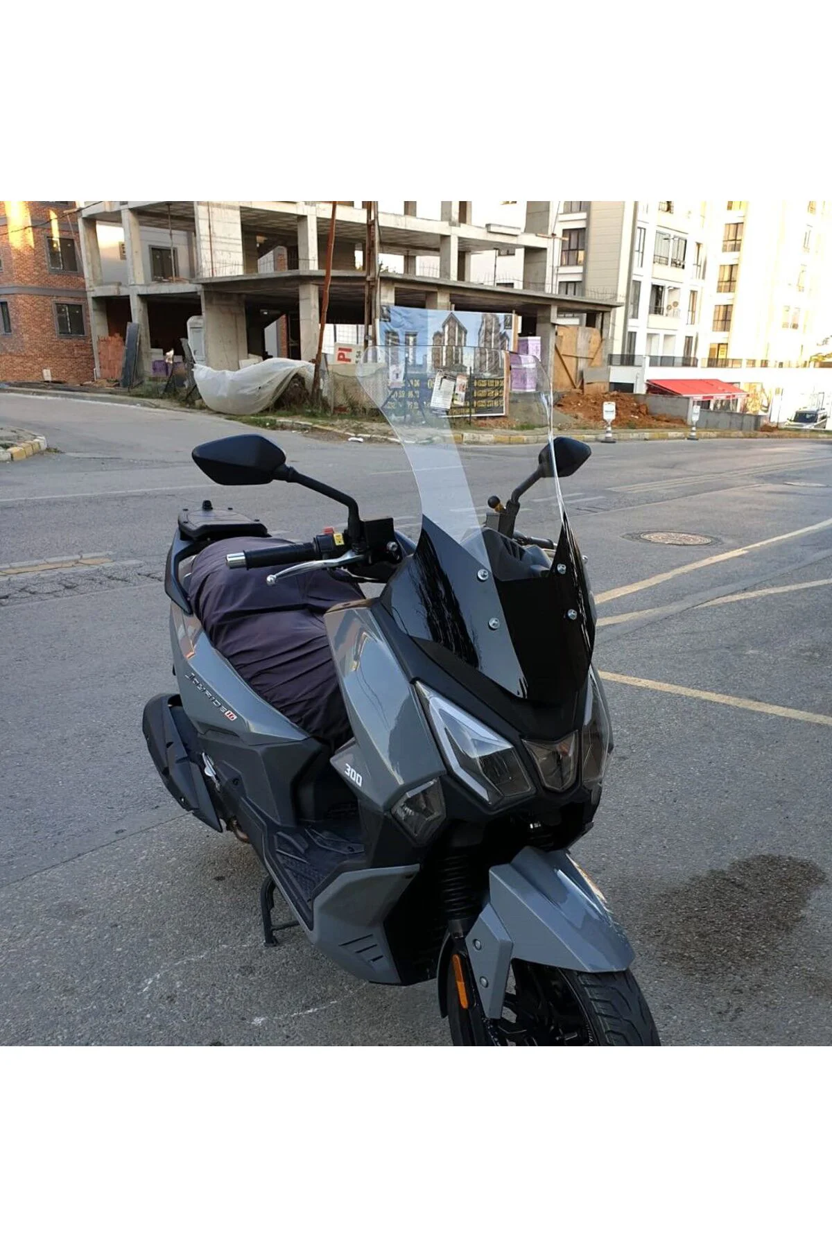 SYM Joyride 300 Ön Cam 2023-2026 Model 65cm Şeffaf Renkli 4mm ORTA BOYLU