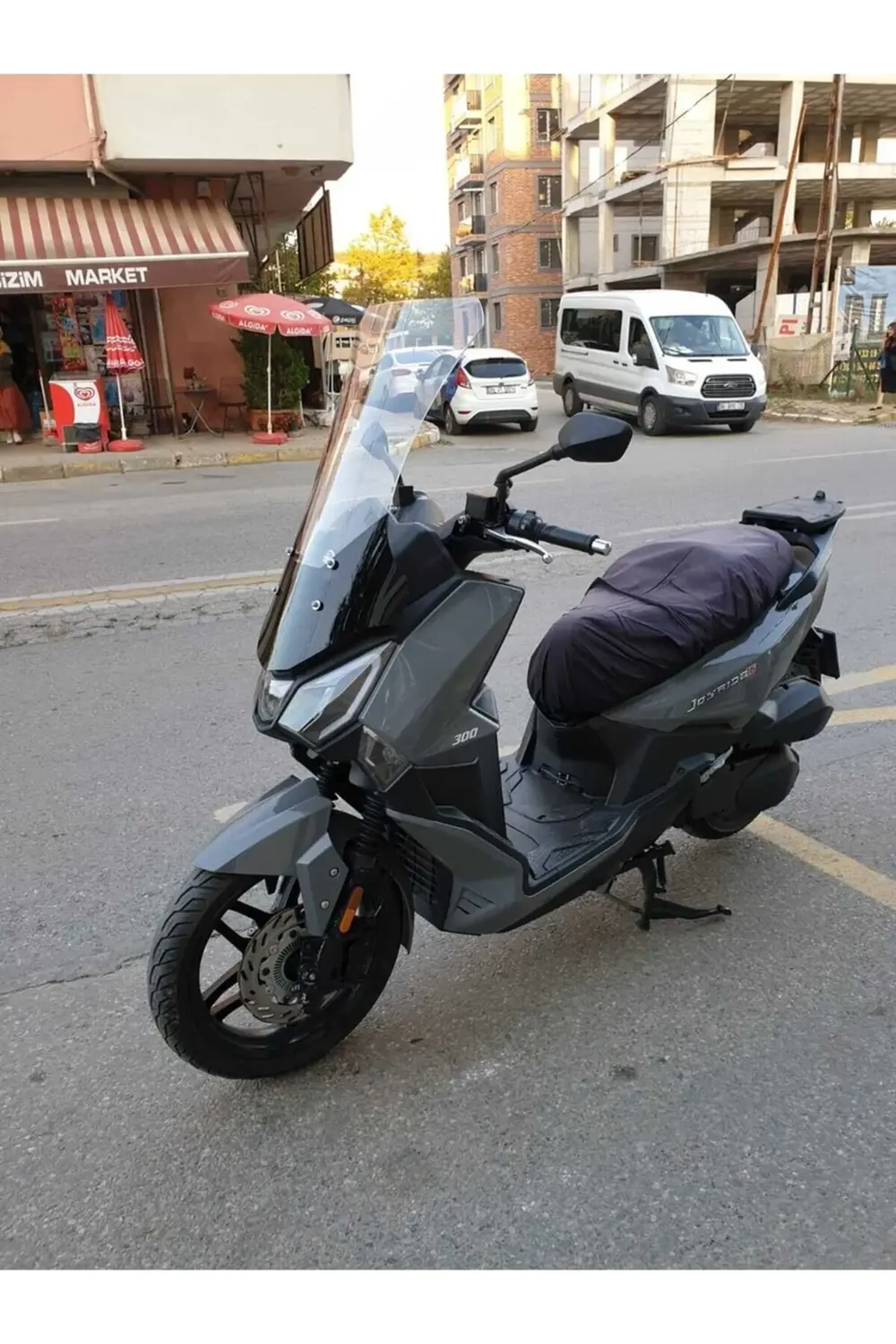 SYM Joyride 300 Ön Cam 2023-2025 Model 75cm Şeffaf Renkli 4mm UZU