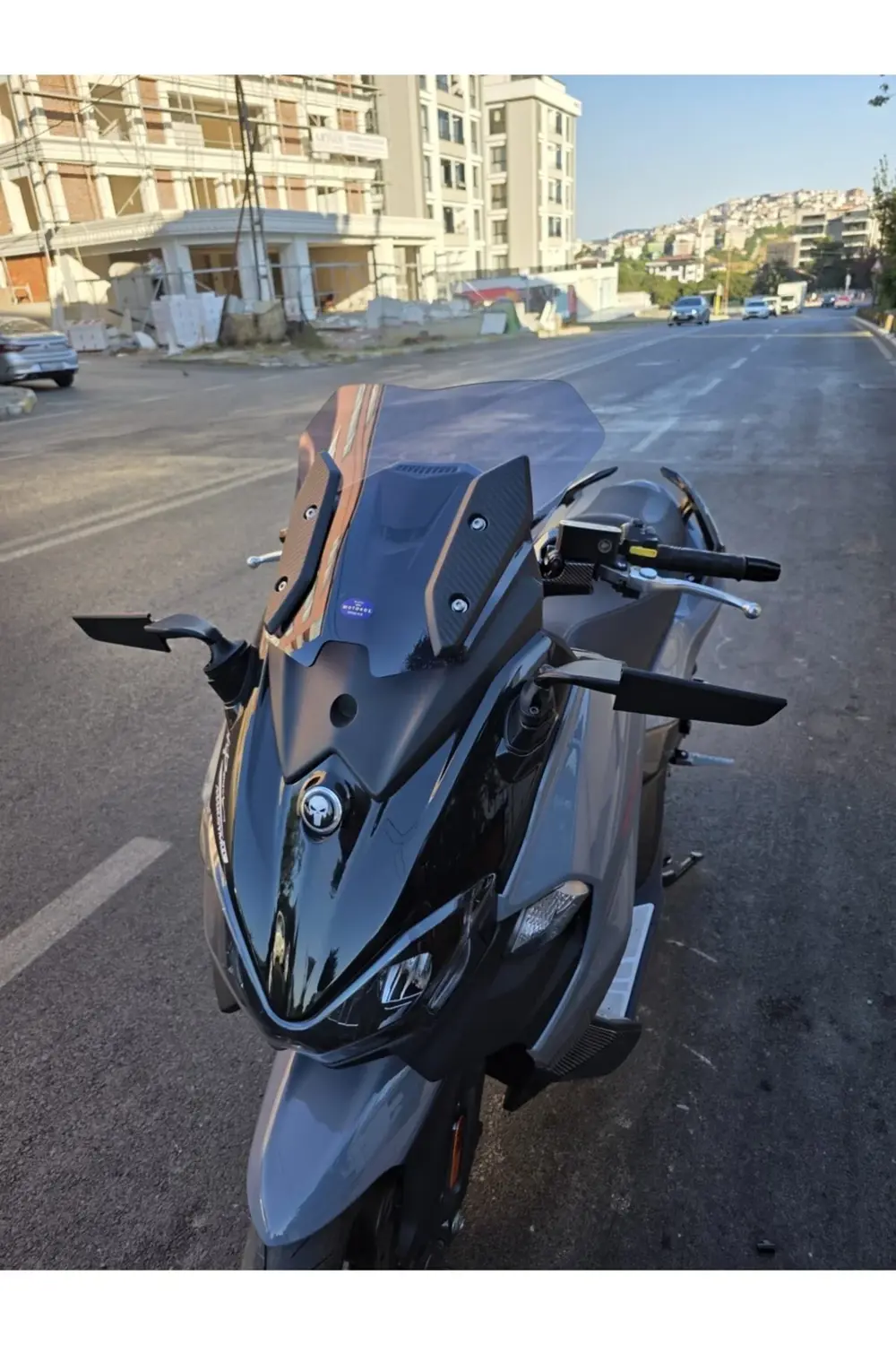 Sym Maxsym TL 508 Ön Cam 2022-2025 Model 41cm Füme Renkli 4mm SPO