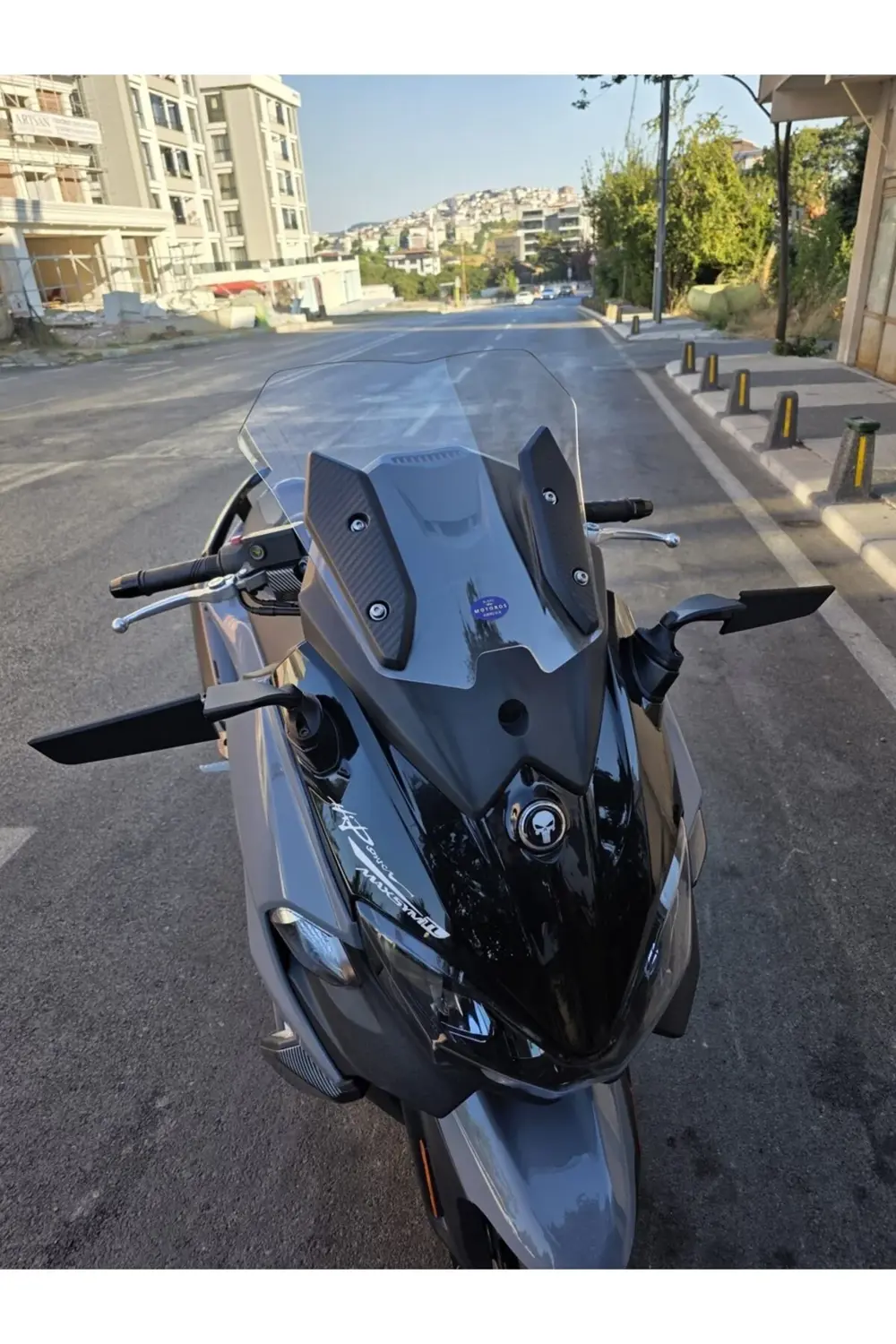 Sym Maxsym TL 508 Ön Cam 2022-2025 Model 41cm Şeffaf Renkli 4mm S Sym Maxsym TL 508 Ön Cam 2022-2025 Model 41cm Şeffaf Renkli 4mm S