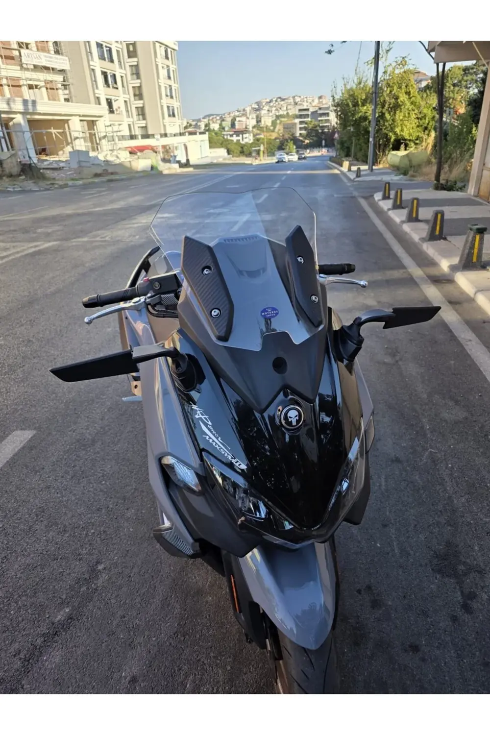 Sym Maxsym TL 508 Ön Cam 2022-2025 Model 41cm Şeffaf Renkli 4mm S Sym Maxsym TL 508 Ön Cam 2022-2025 Model 41cm Şeffaf Renkli 4mm S