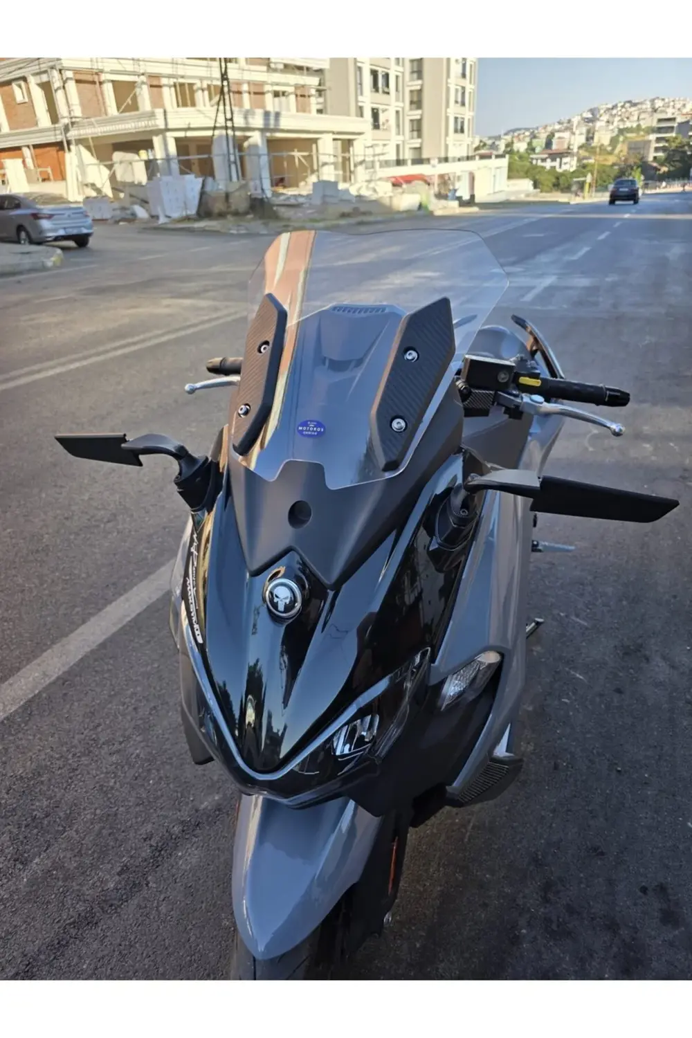 Sym Maxsym TL 508 Ön Cam 2022-2025 Model 41cm Şeffaf Renkli 4mm S Sym Maxsym TL 508 Ön Cam 2022-2025 Model 41cm Şeffaf Renkli 4mm S