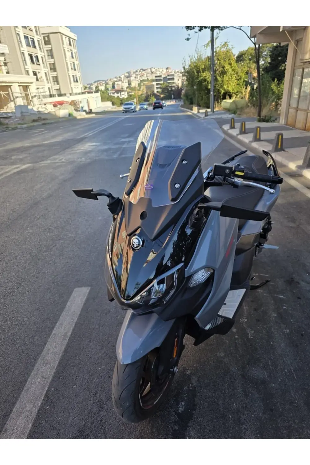 Sym Maxsym TL 508 Ön Cam 2022-2025 Model 41cm Şeffaf Renkli 4mm S Sym Maxsym TL 508 Ön Cam 2022-2025 Model 41cm Şeffaf Renkli 4mm S