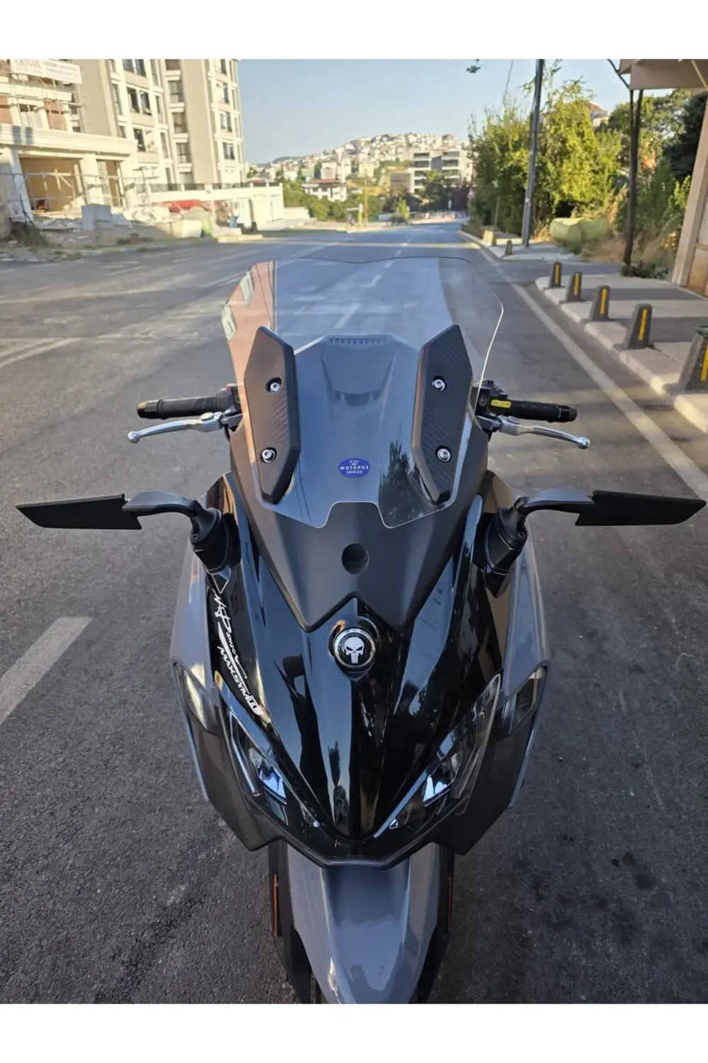 Sym Maxsym TL 508 Ön Cam 2022-2025 Model 41cm Şeffaf Renkli 4mm S Sym Maxsym TL 508 Ön Cam 2022-2025 Model 41cm Şeffaf Renkli 4mm S