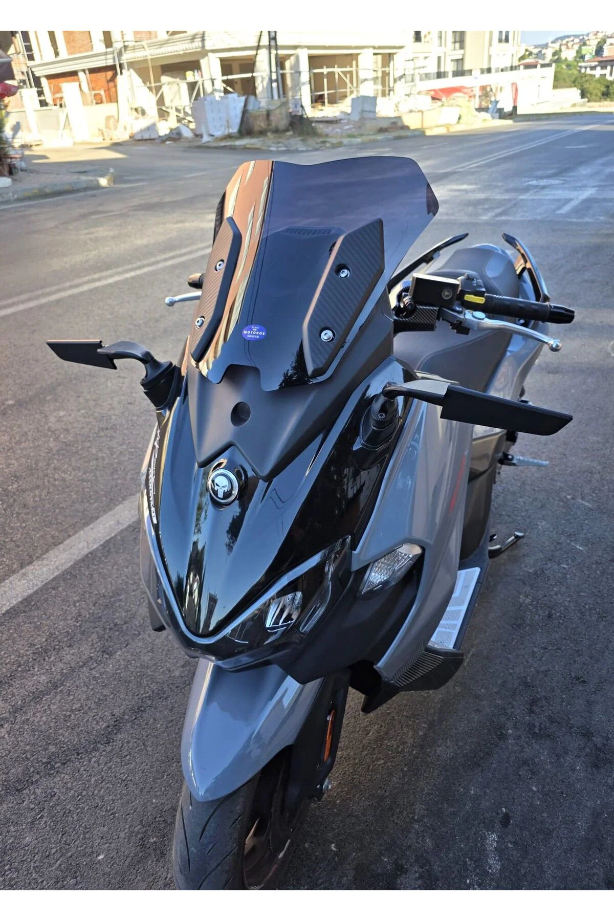 Sym Maxsym TL 508 Ön Cam 2022-2026 Model 41cm Siyah Renkli 4mm SP