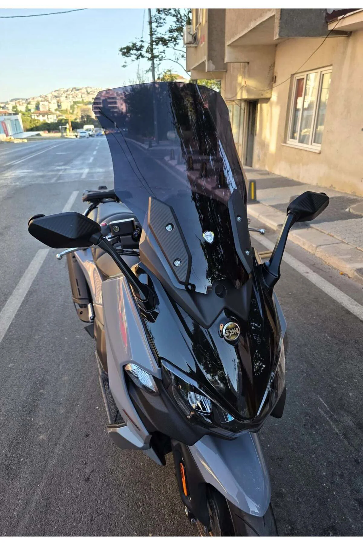 Sym Maxsym TL 508 Ön Cam 2022-2026 Model 65cm Siyah Renkli 4mm
