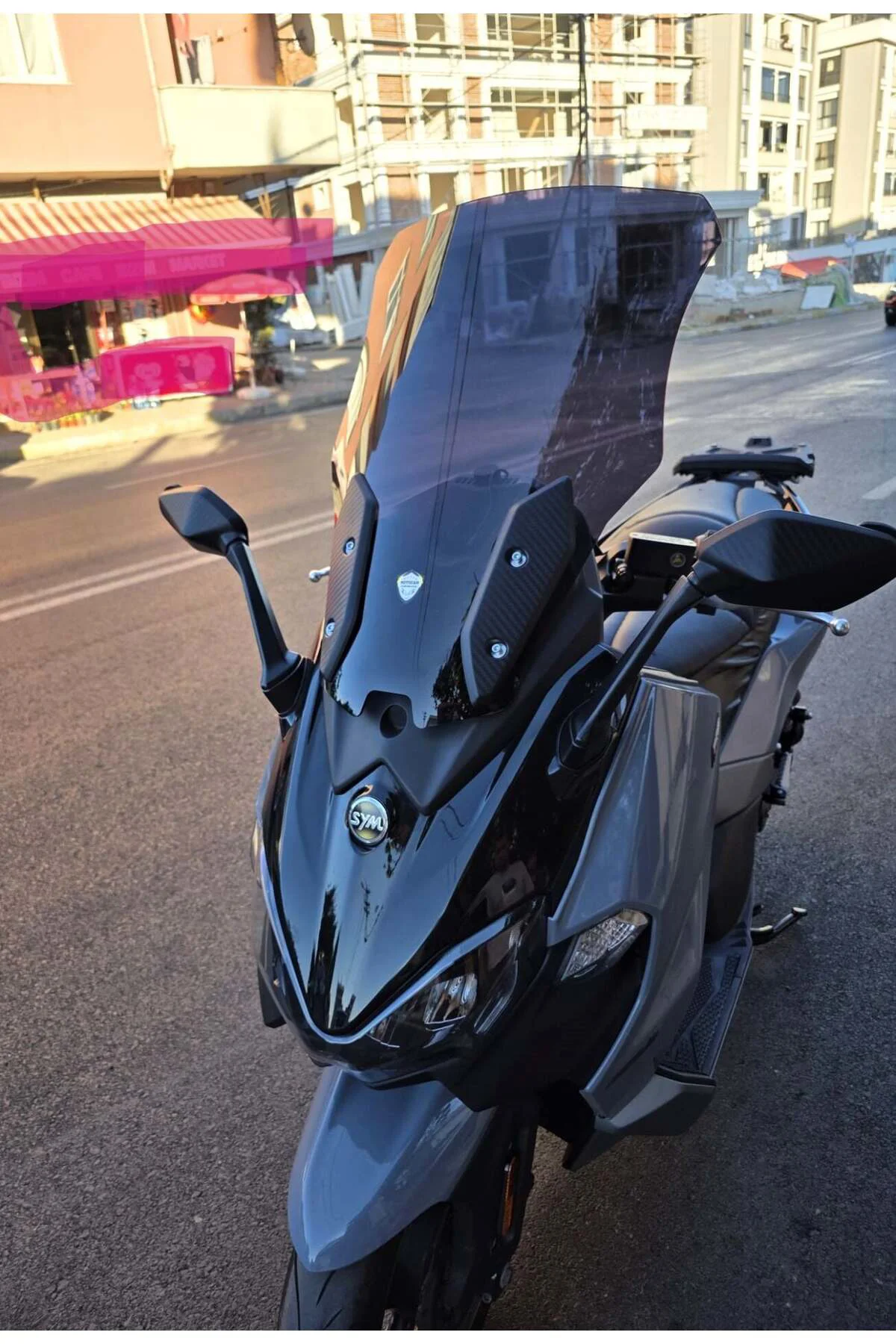 Sym Maxsym TL 508 Ön Cam 2022-2026 Model 65cm Siyah Renkli 4mm