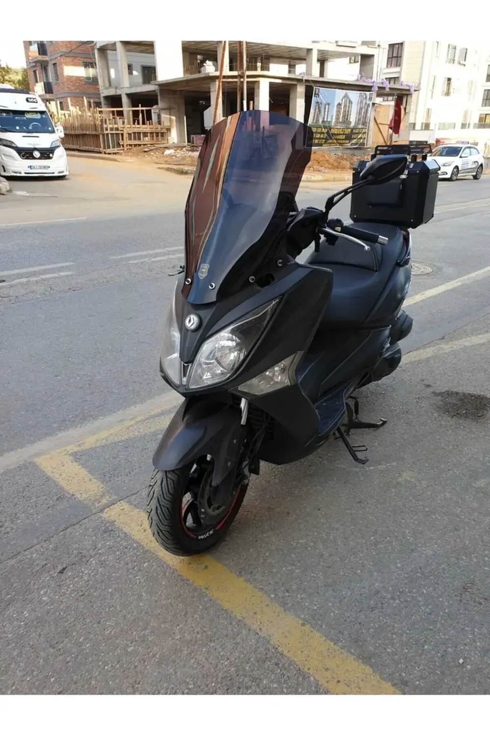 SYMJoymax 250 İ Ön Cam 2013-2016 Model 75cm Siyah Renkli 4mm YOKT