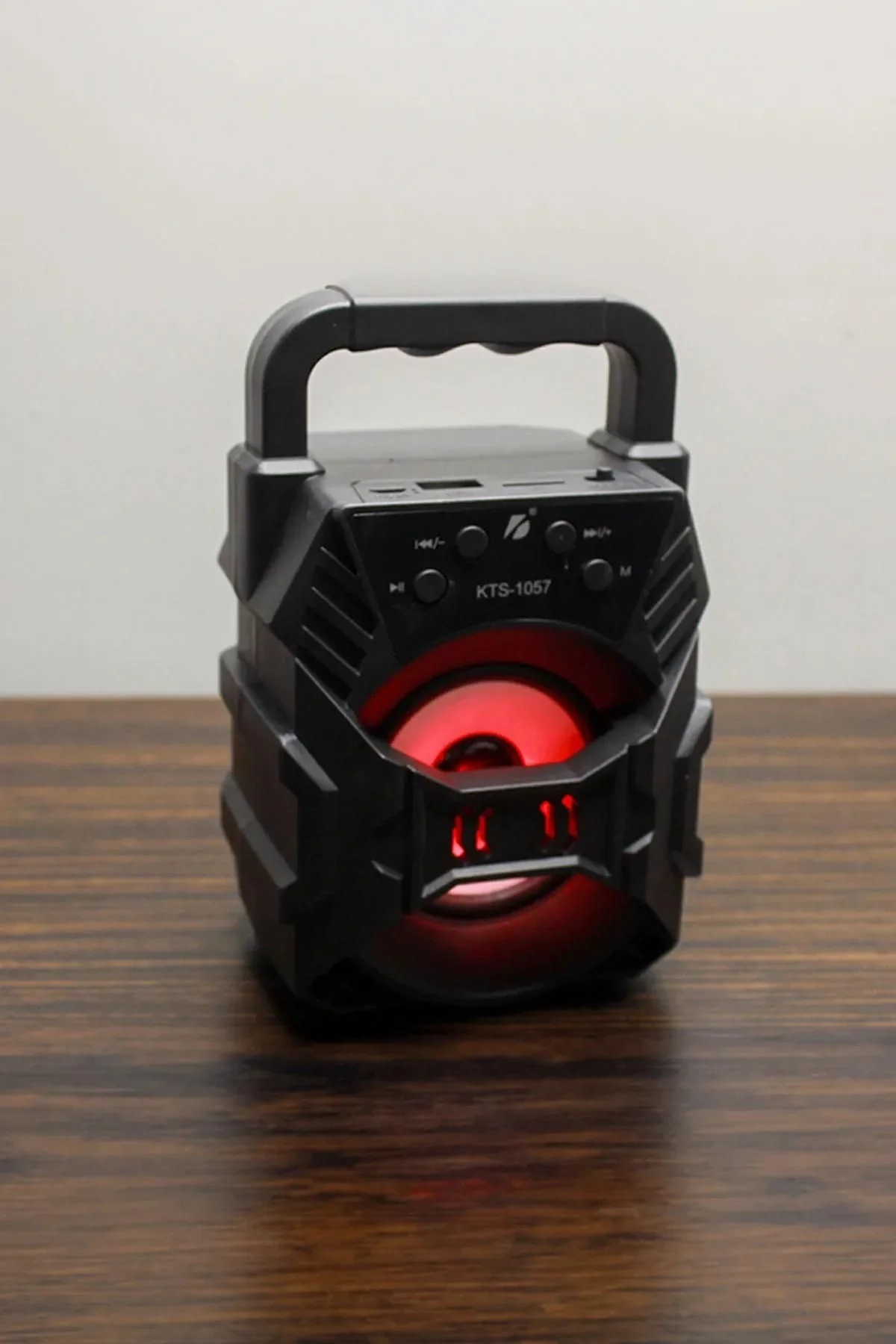 Taşınabilir Işıklı Bluetooth Hoparlör, FM Radyo Özellikli, Suya Dayanıklı Siyah Tasarım