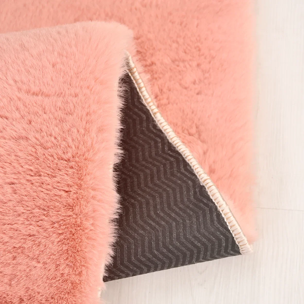 Tavşan Poly Peluş Halı – 20mm Hav Yüksekliği, Kaymaz Lateks Taban, Kabartmalı Yumuşak Halı Fiyatı, Yorumları ve Özellikleri