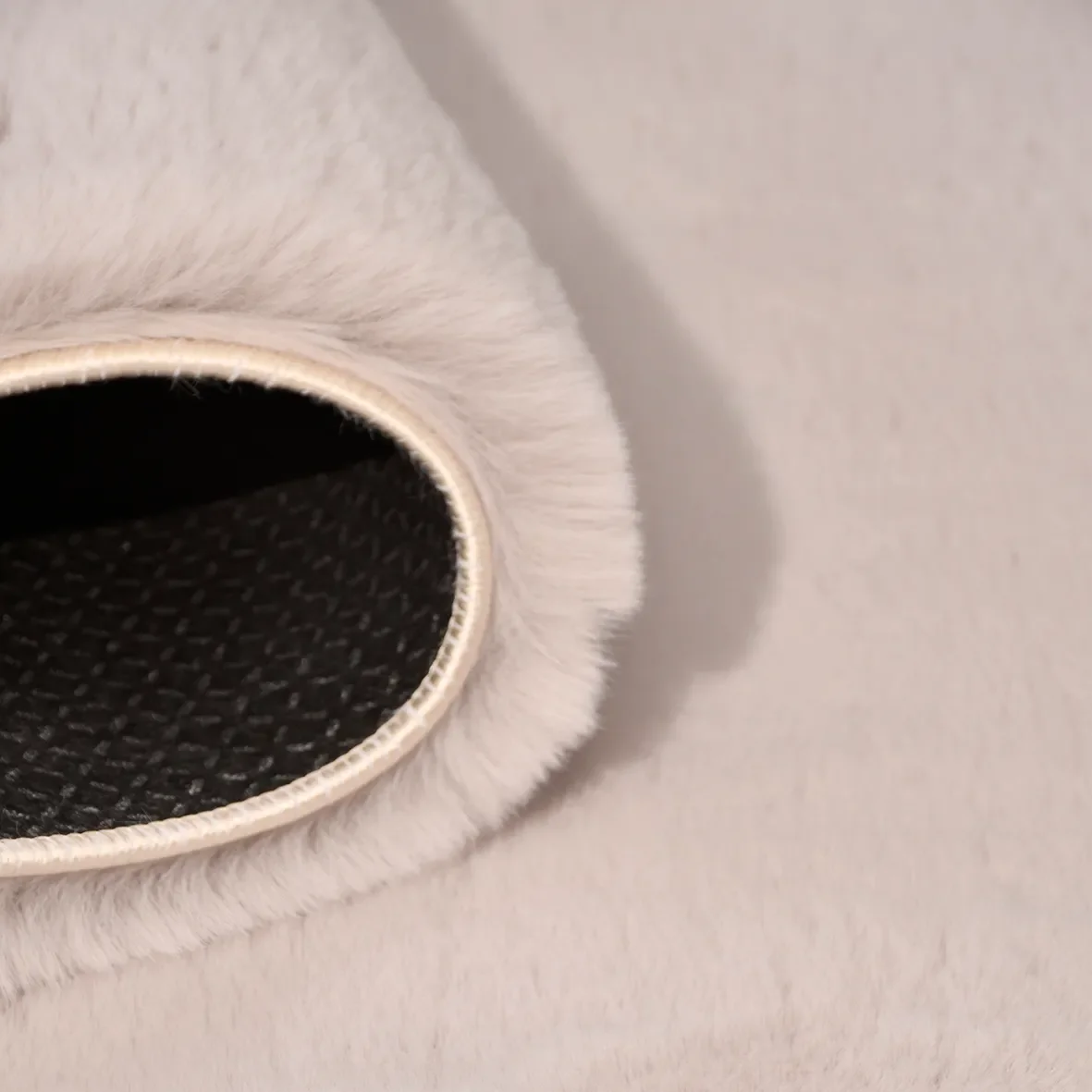 Tavşan Poly Peluş Halı – 20mm Hav Yüksekliği, Kaymaz Lateks Taban, Kabartmalı Yumuşak Halı Fiyatı, Yorumları ve Özellikleri