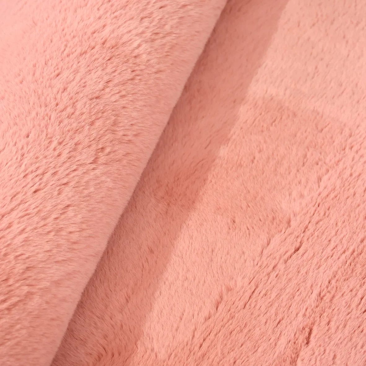 Tavşan Poly Peluş Halı – 20mm Hav Yüksekliği, Kaymaz Lateks Taban, Kabartmalı Yumuşak Halı Fiyatı, Yorumları ve Özellikleri