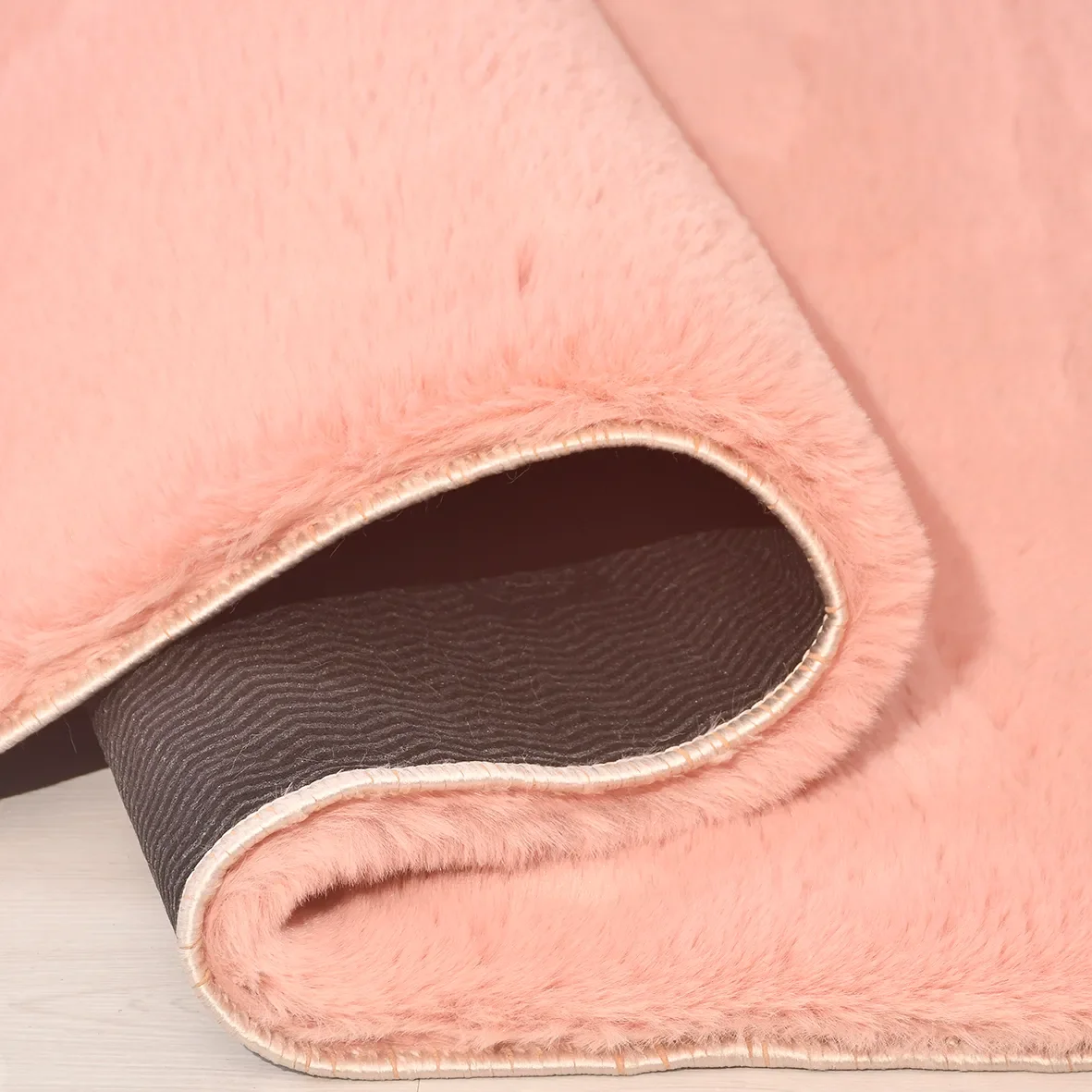 Tavşan Poly Peluş Halı – 20mm Hav Yüksekliği, Kaymaz Lateks Taban, Kabartmalı Yumuşak Halı Fiyatı, Yorumları ve Özellikleri