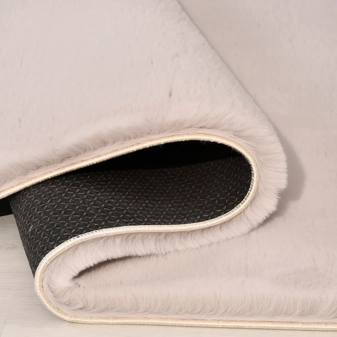Tavşan Poly Peluş Halı – 20mm Hav Yüksekliği, Kaymaz Lateks Taban, Kabartmalı Yumuşak Halı Fiyatı, Yorumları ve Özellikleri