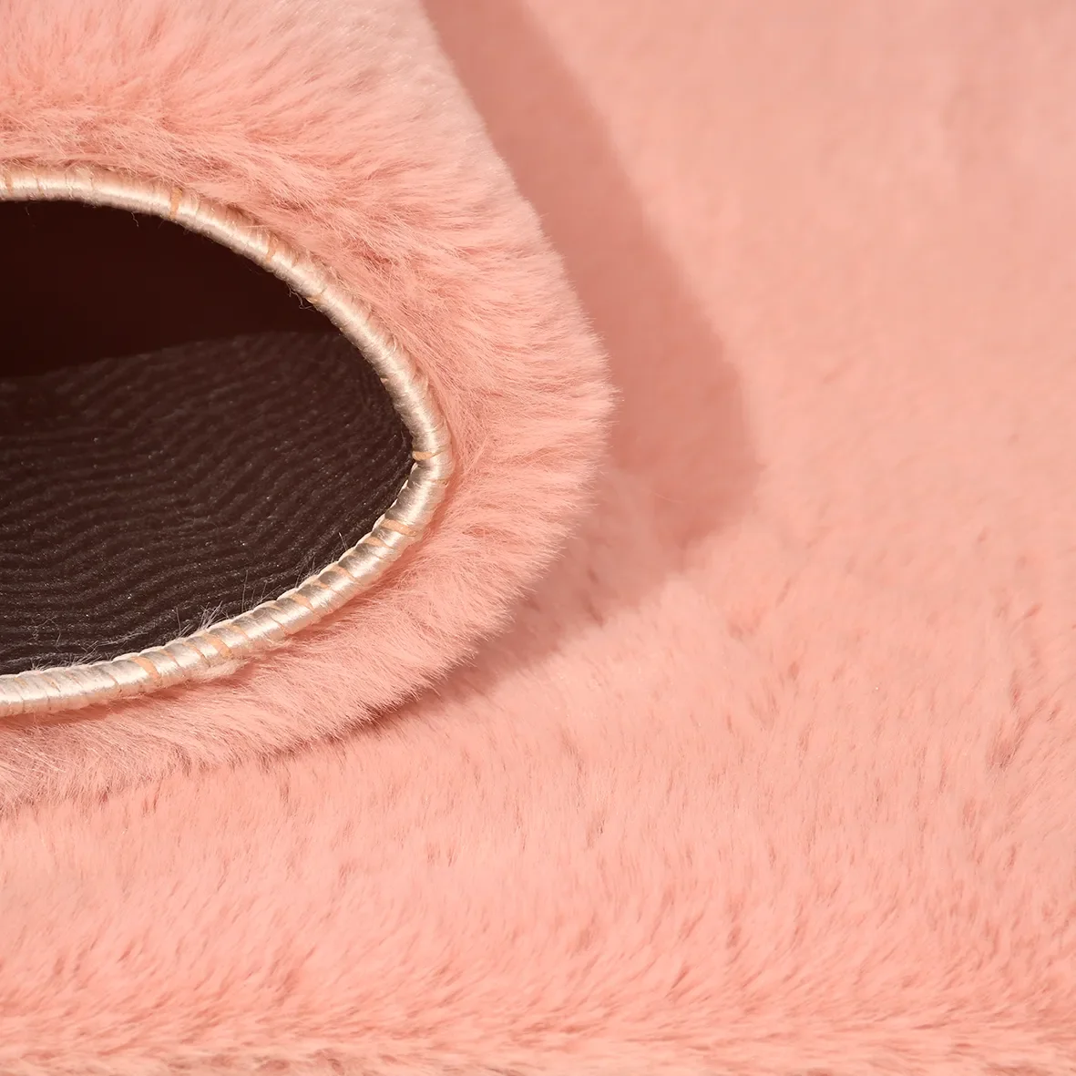 Tavşan Poly Peluş Halı – 20mm Hav Yüksekliği, Kaymaz Lateks Taban, Kabartmalı Yumuşak Halı Fiyatı, Yorumları ve Özellikleri