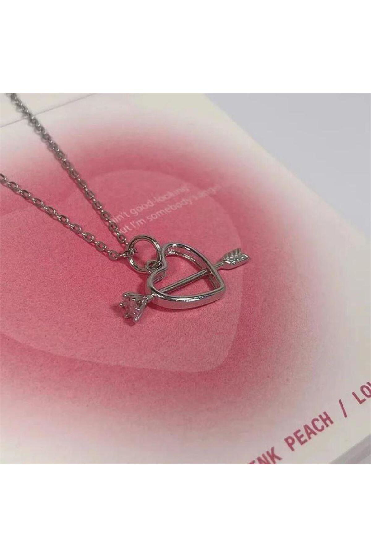 Köstebek Tek Taşli Ok Detayli Kalp Kolye