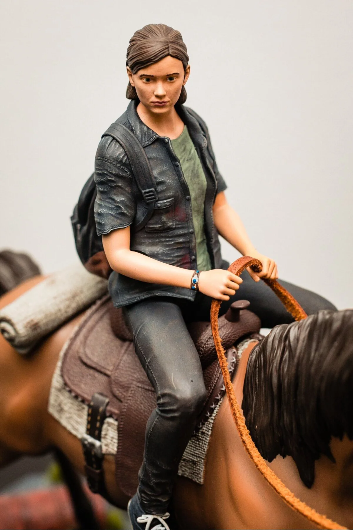 The Last of Us Ellie Figür The Last of Us At ve Ellie Obje Büyük Boy 25CM
