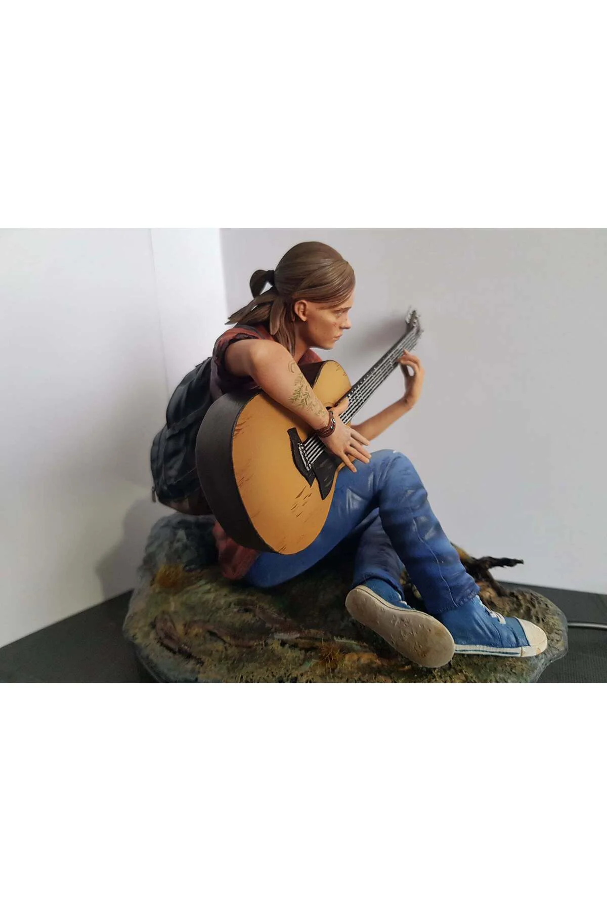 The Last of Us Ellie Figür The Last of Us Gitar Çalan Ellie Obje Büyük Boy 25CM
