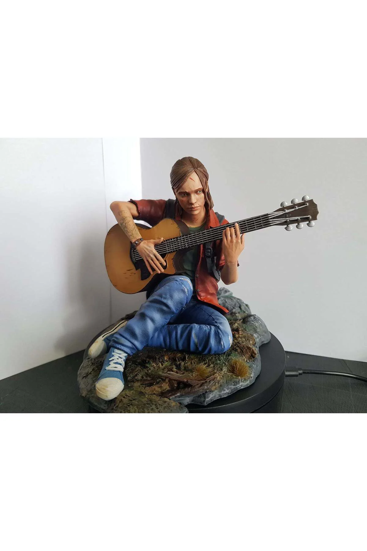 The Last of Us Ellie Figür The Last of Us Gitar Çalan Ellie Obje Büyük Boy 25CM
