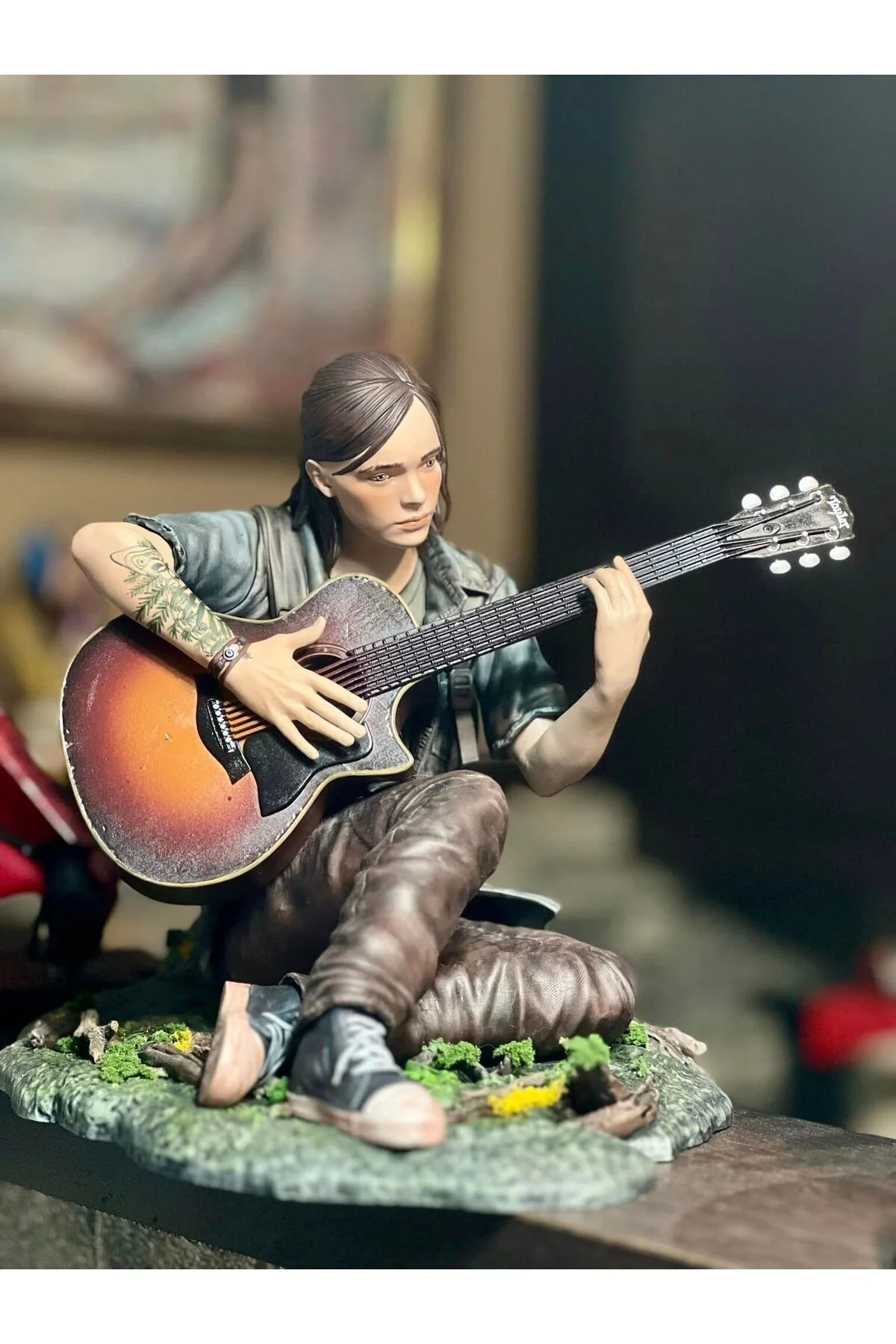 The Last of Us Ellie Figür The Last of Us Gitar Çalan Ellie Obje Büyük Boy 25CM
