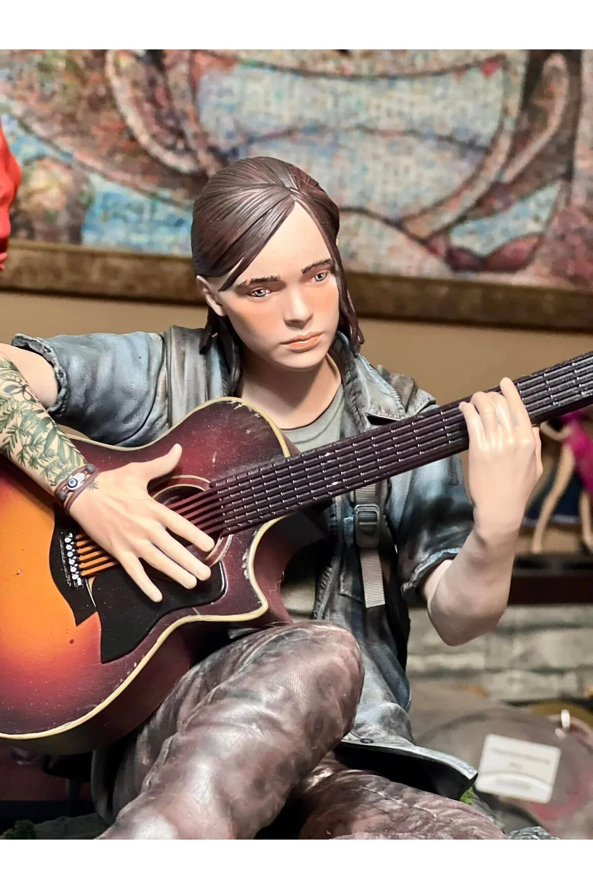 The Last of Us Ellie Figür The Last of Us Gitar Çalan Ellie Obje Büyük Boy 25CM