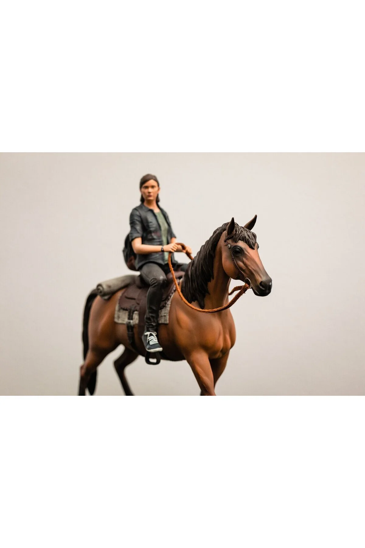 The Last of Us Ellie Figür The Last of Us At ve Ellie Obje Büyük Boy 25CM