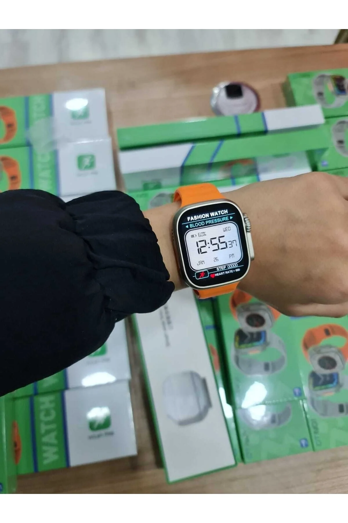 Titanyum Kasa Bluetooth Aramalı Akıllı Saat, Nabız ve Uyku Takibi Özellikli, Siyah Silikon Kordonlu
