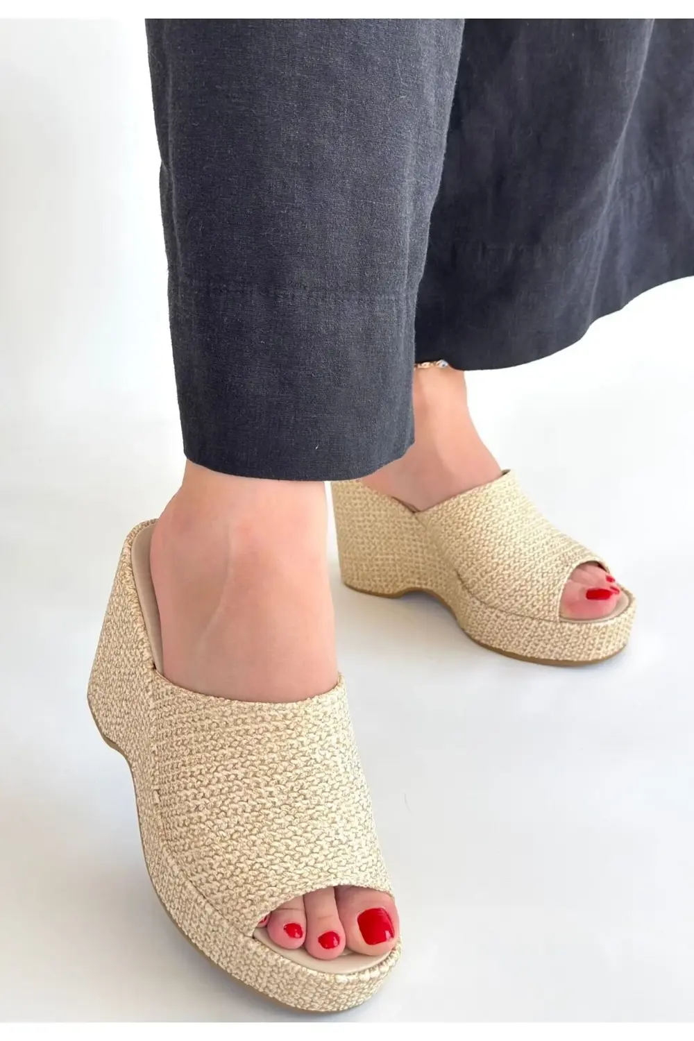 Tlay Bej Hasır Dokumalı Dolgu Topuk Terlik