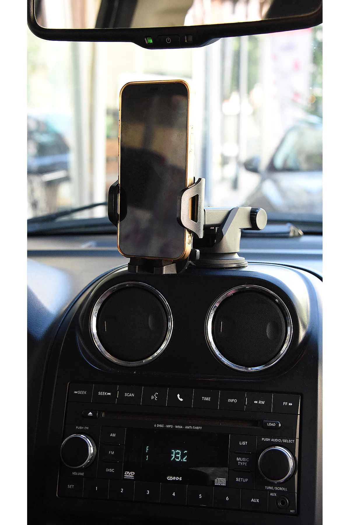 TORPİDO ÜSTÜ VANTUZLU TELEFON TUTACAĞI