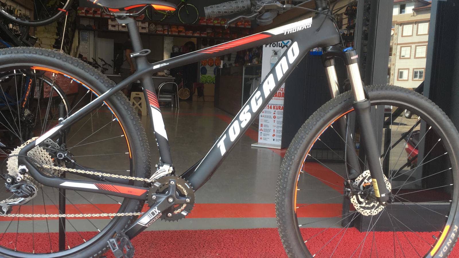 Toscano Thomas Carbon '18 Kadro 29 Jant'(Mat Siyah/Beyaz/Kırmızı)