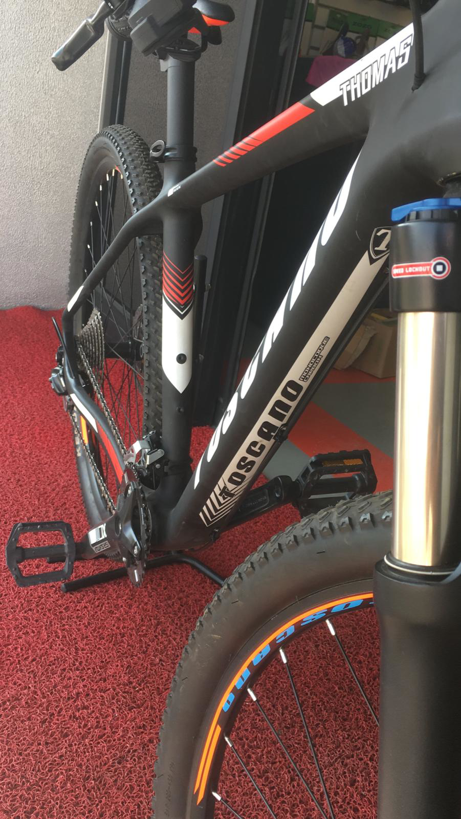 Toscano Thomas Carbon '18 Kadro 29 Jant'(Mat Siyah/Beyaz/Kırmızı)