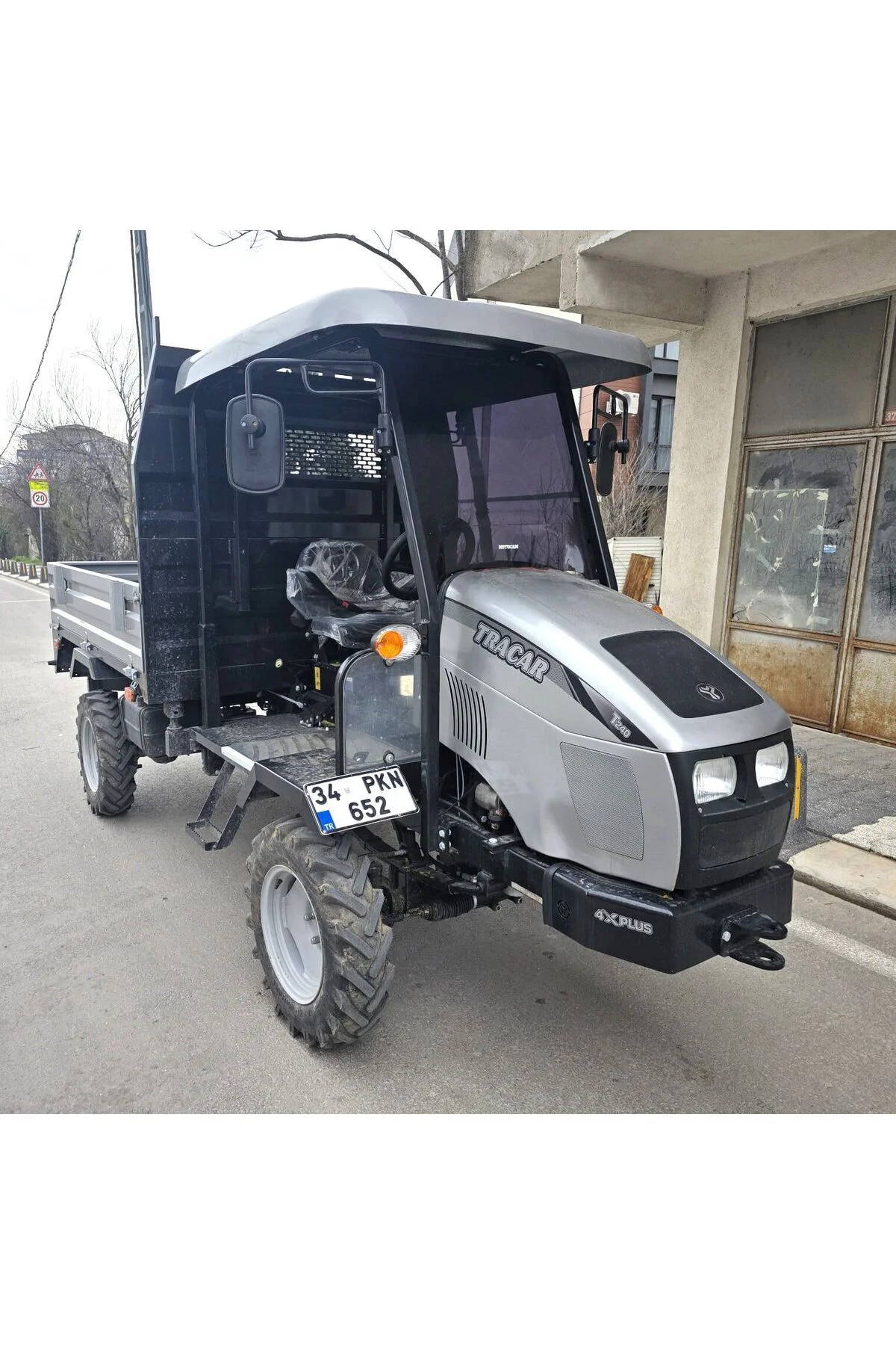Tracar T 240 Ön Cam 2023-2026 Model 70-89cm Siyah Renkli 4mm