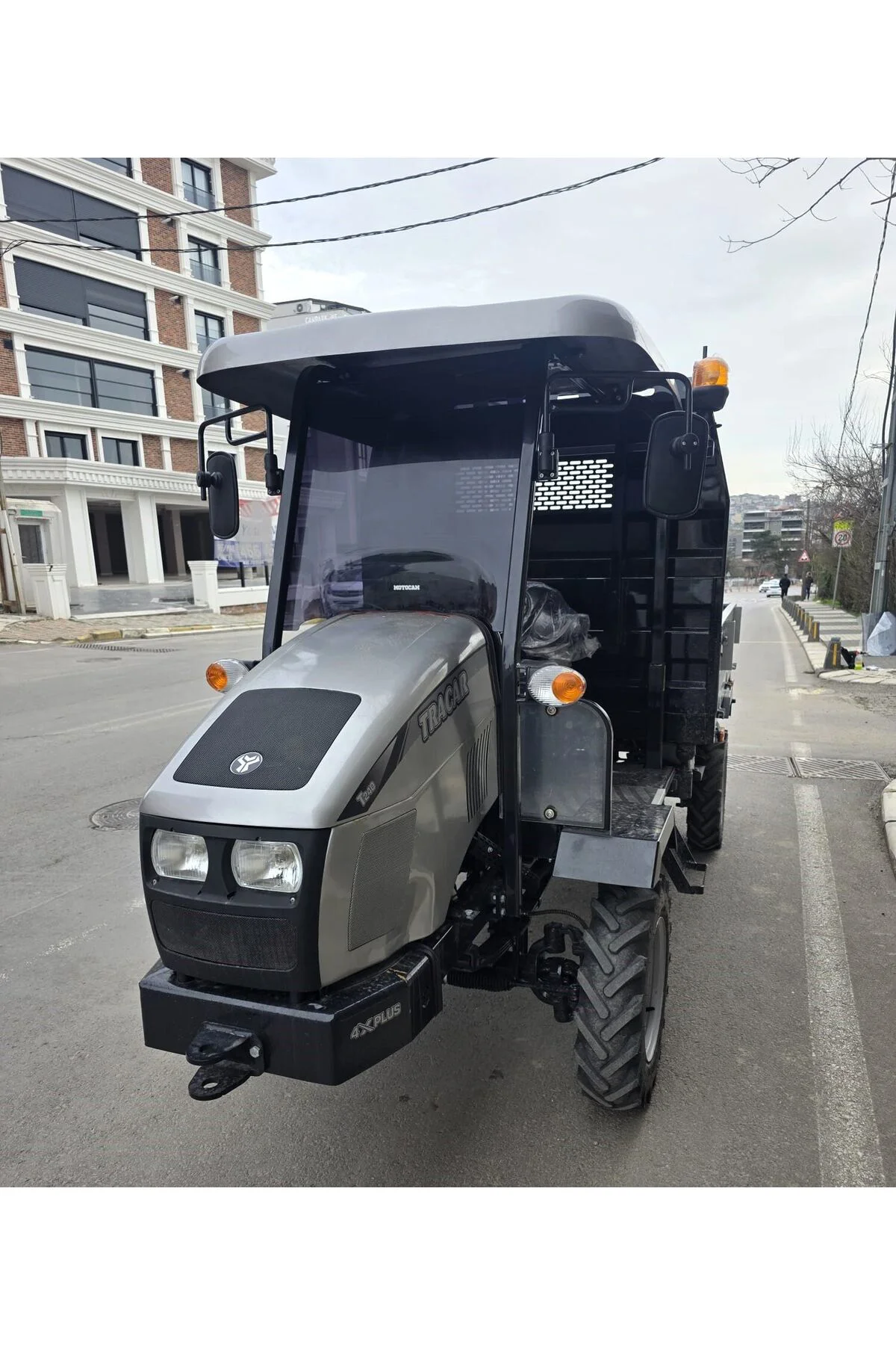 Tracar T 240 Ön Cam 2023-2026 Model 70-89cm Siyah Renkli 4mm