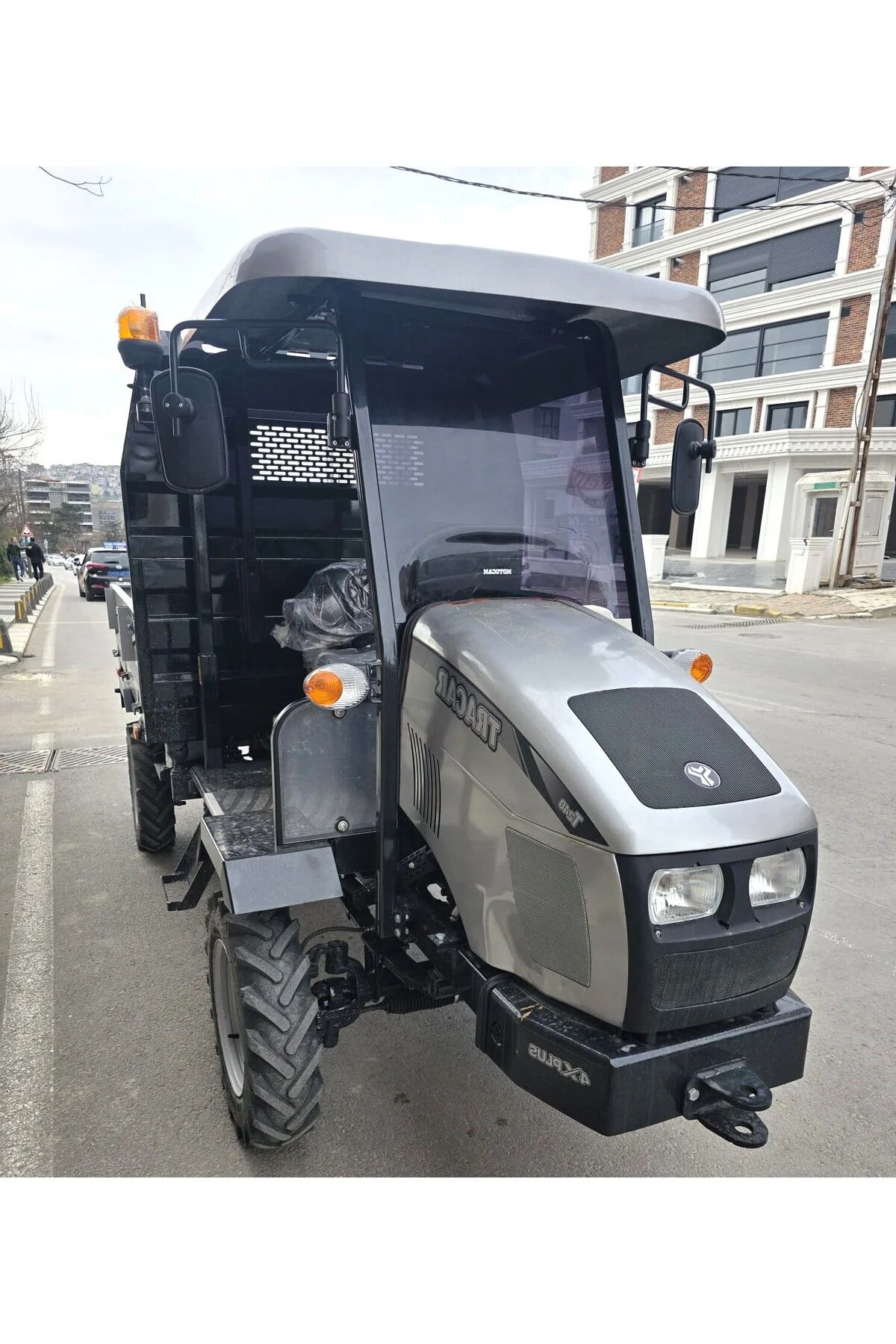 Tracar T 240 Ön Cam 2023-2026 Model 70-89cm Siyah Renkli 4mm