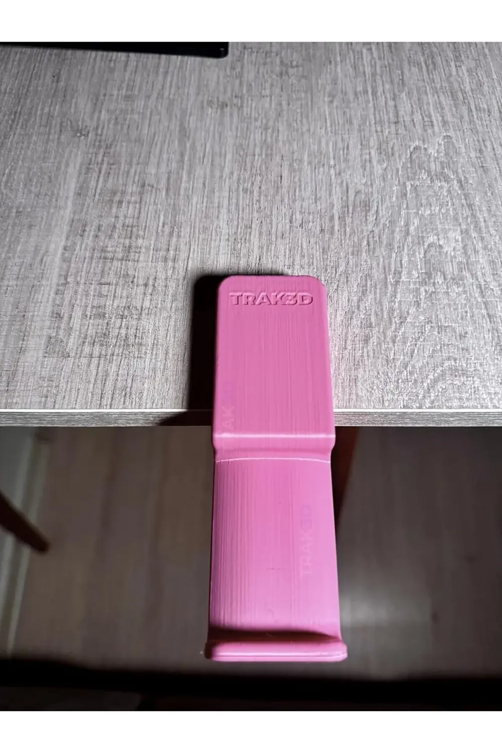 TRAK3D Premium Pembe Macenta Asılabilir Kulaklık Standı – Şık V3