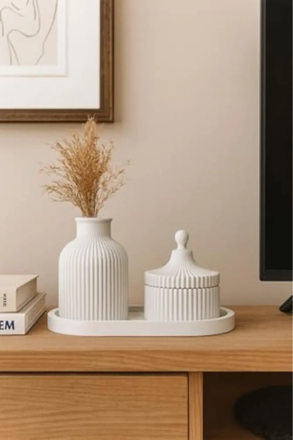 trendyvision 3 Parçalı Beyaz Dekoratif Set – Çizgili Vazo, Kapakl