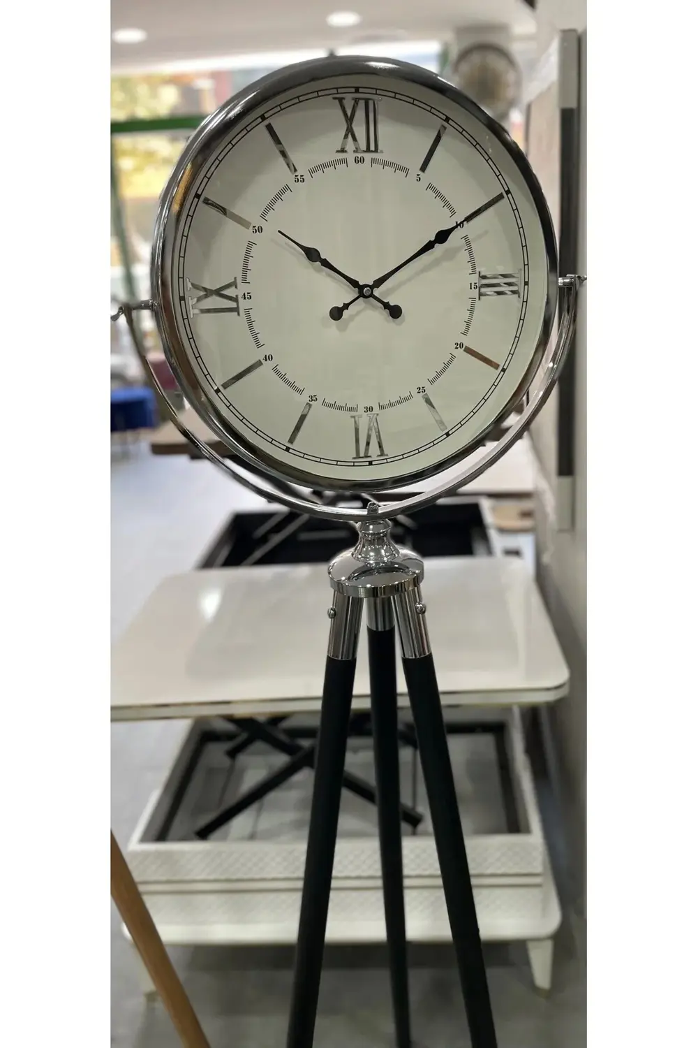 Tripod Ayaklı Dekoratif Saat Roma Rakamlı Krom- Siyah Ayaklı