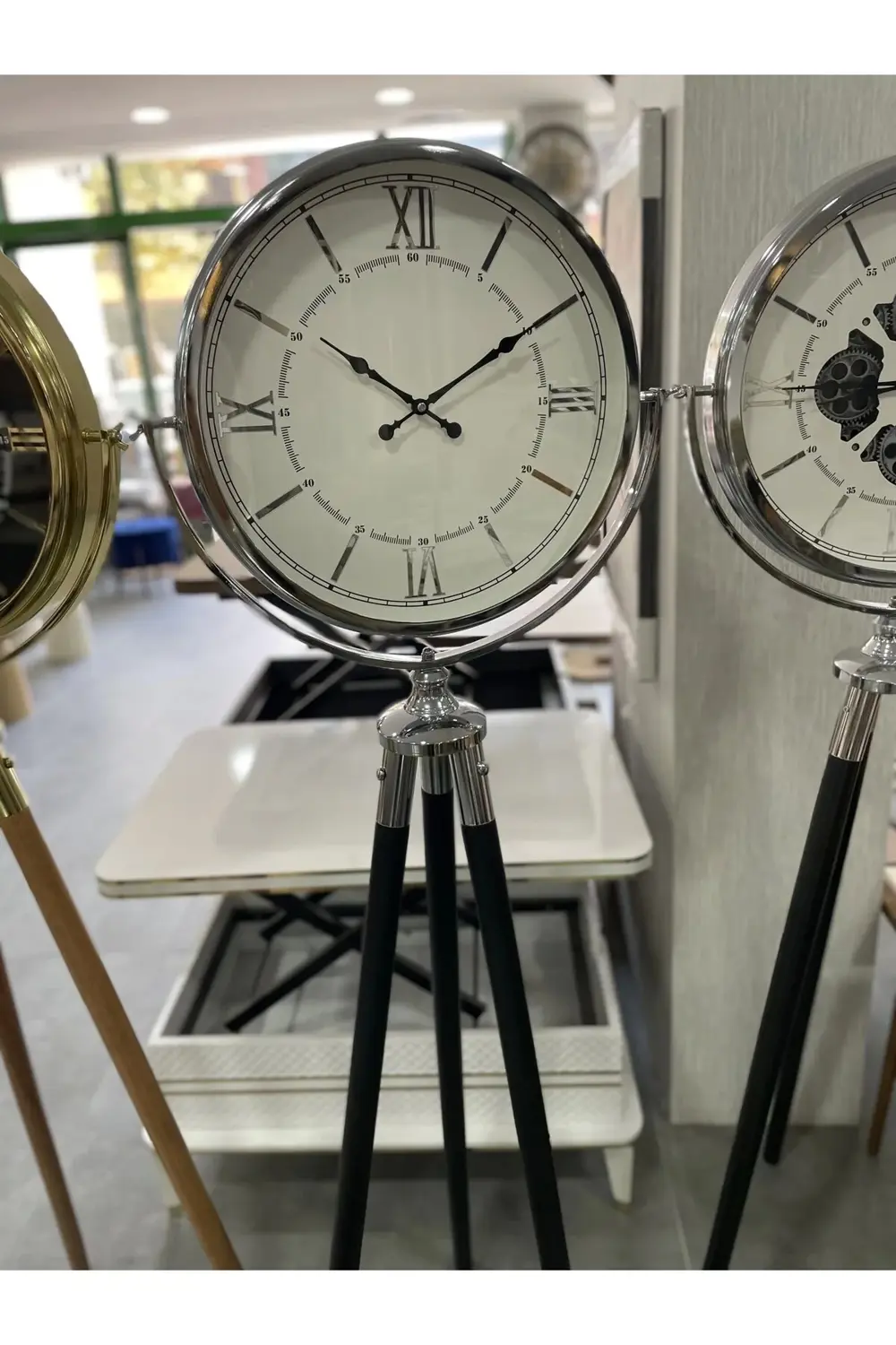Tripod Ayaklı Dekoratif Saat Roma Rakamlı Krom- Siyah Ayaklı