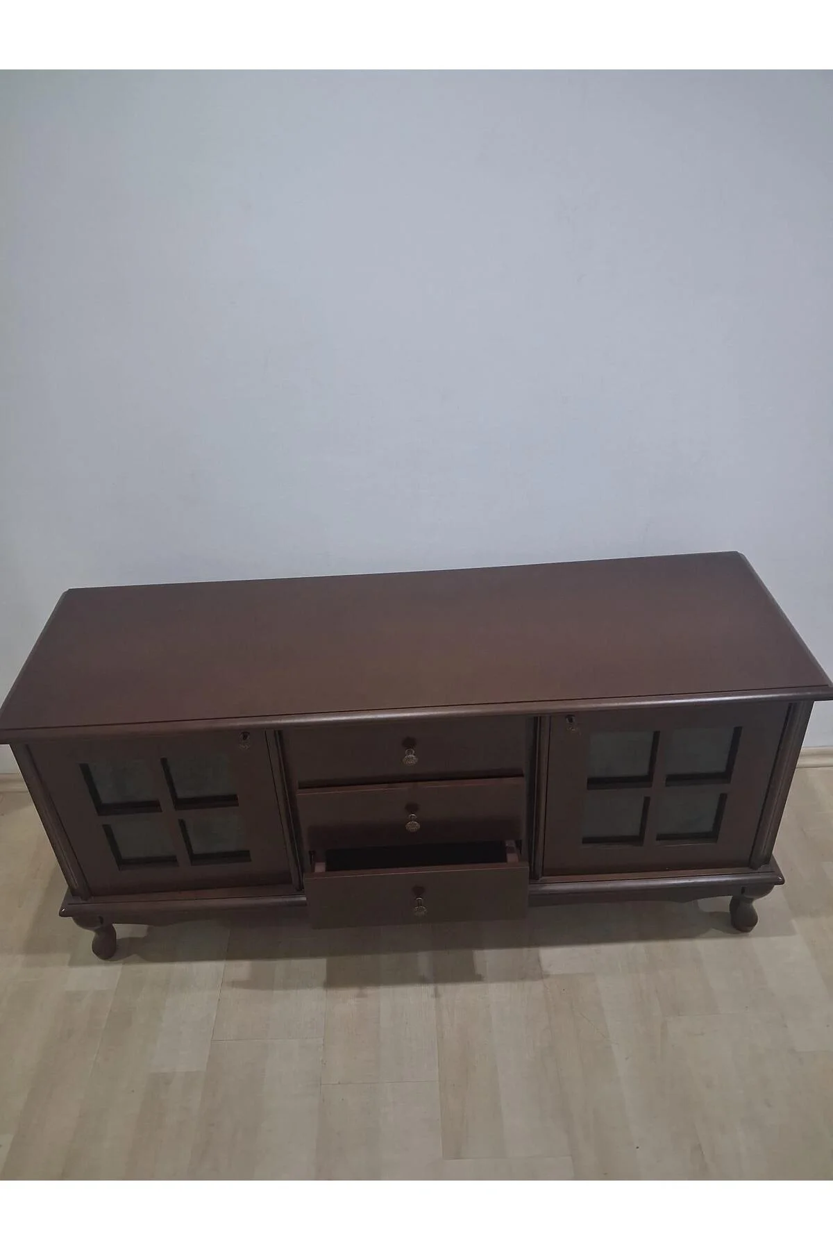 Tv Sehpa Klasik Pencere ST 90567 Model Ahşap Kayın Aslan Ayak Ceviz Renk 125 Tv Sehpa Klasik Pencere ST 90567 Model Ahşap Kayın Aslan Ayak Ceviz Renk 125 - Görsel 4