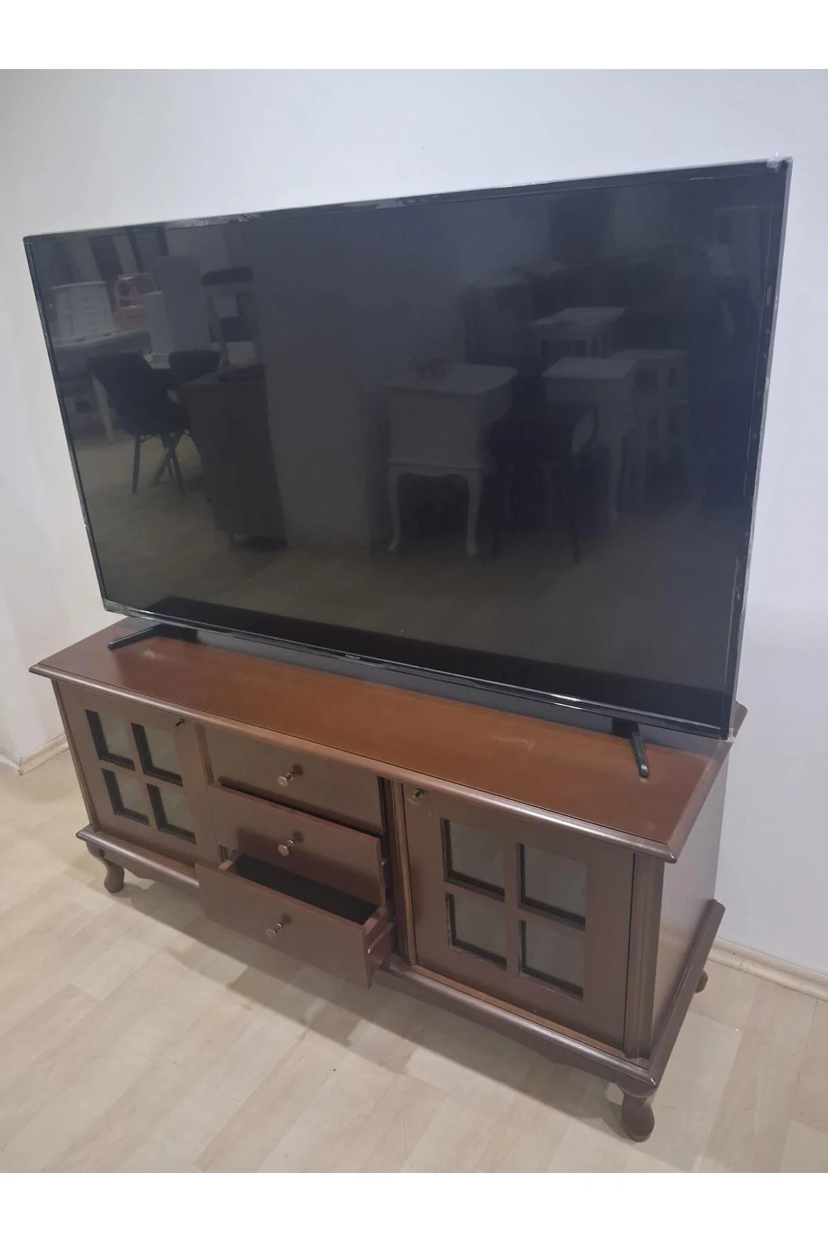 Tv Sehpa Klasik Pencere ST 90567 Model Ahşap Kayın Aslan Ayak Ceviz Renk 125 Tv Sehpa Klasik Pencere ST 90567 Model Ahşap Kayın Aslan Ayak Ceviz Renk 125 - Görsel 7