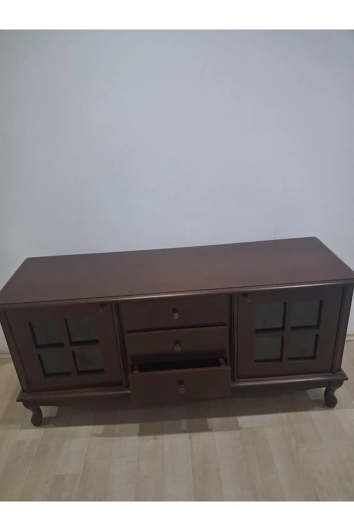 Tv Sehpa Klasik Pencere ST 90567 Model Ahşap Kayın Aslan Ayak Ceviz Renk 125 Tv Sehpa Klasik Pencere ST 90567 Model Ahşap Kayın Aslan Ayak Ceviz Renk 125