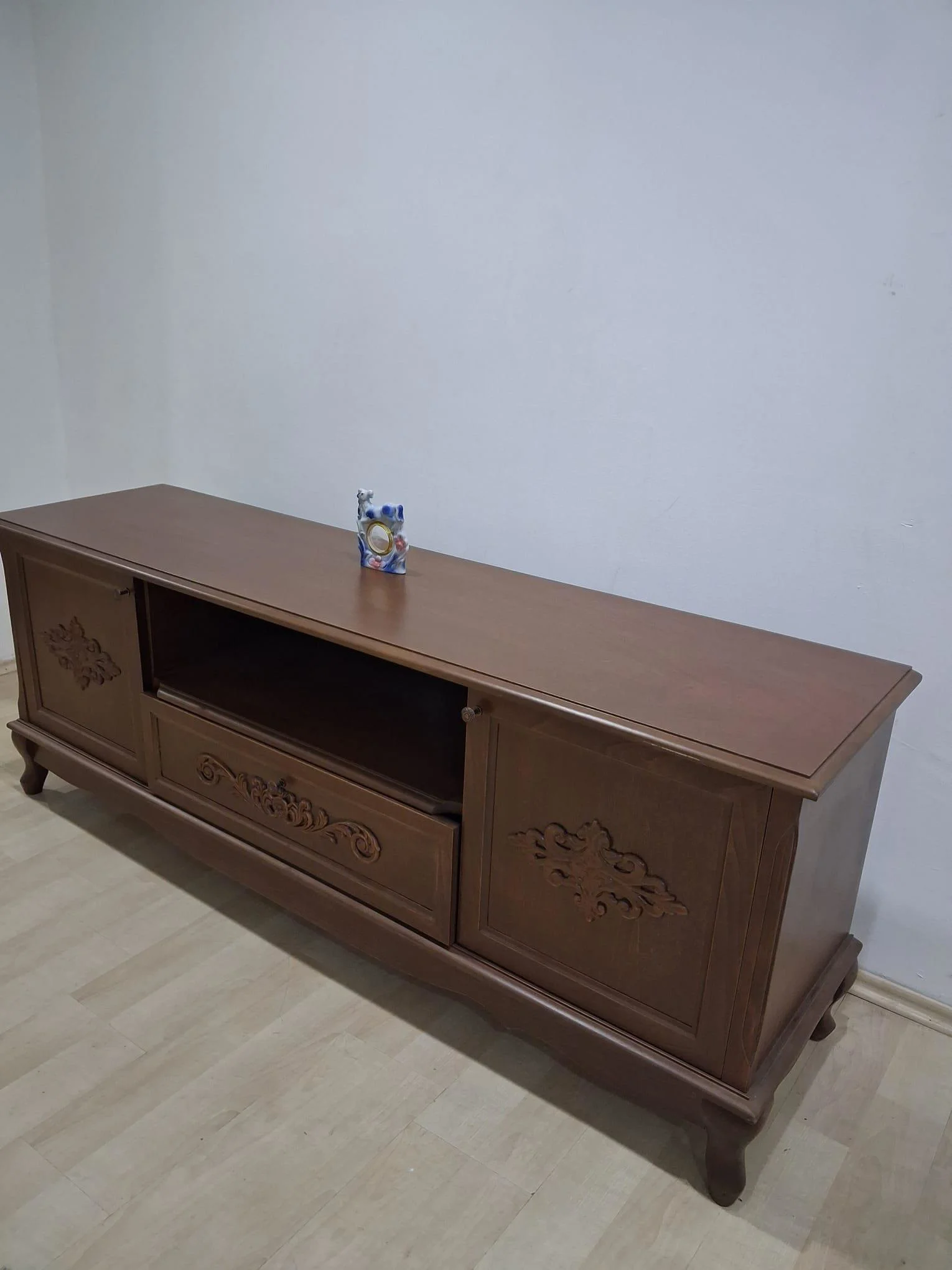 Tv Sehpa ST 17336 Klasik Model Kayın Kaplama Aslan Ayak Oyma Ceviz Renk El Yapı Fiyatı, Yorumları ve Özellikleri
