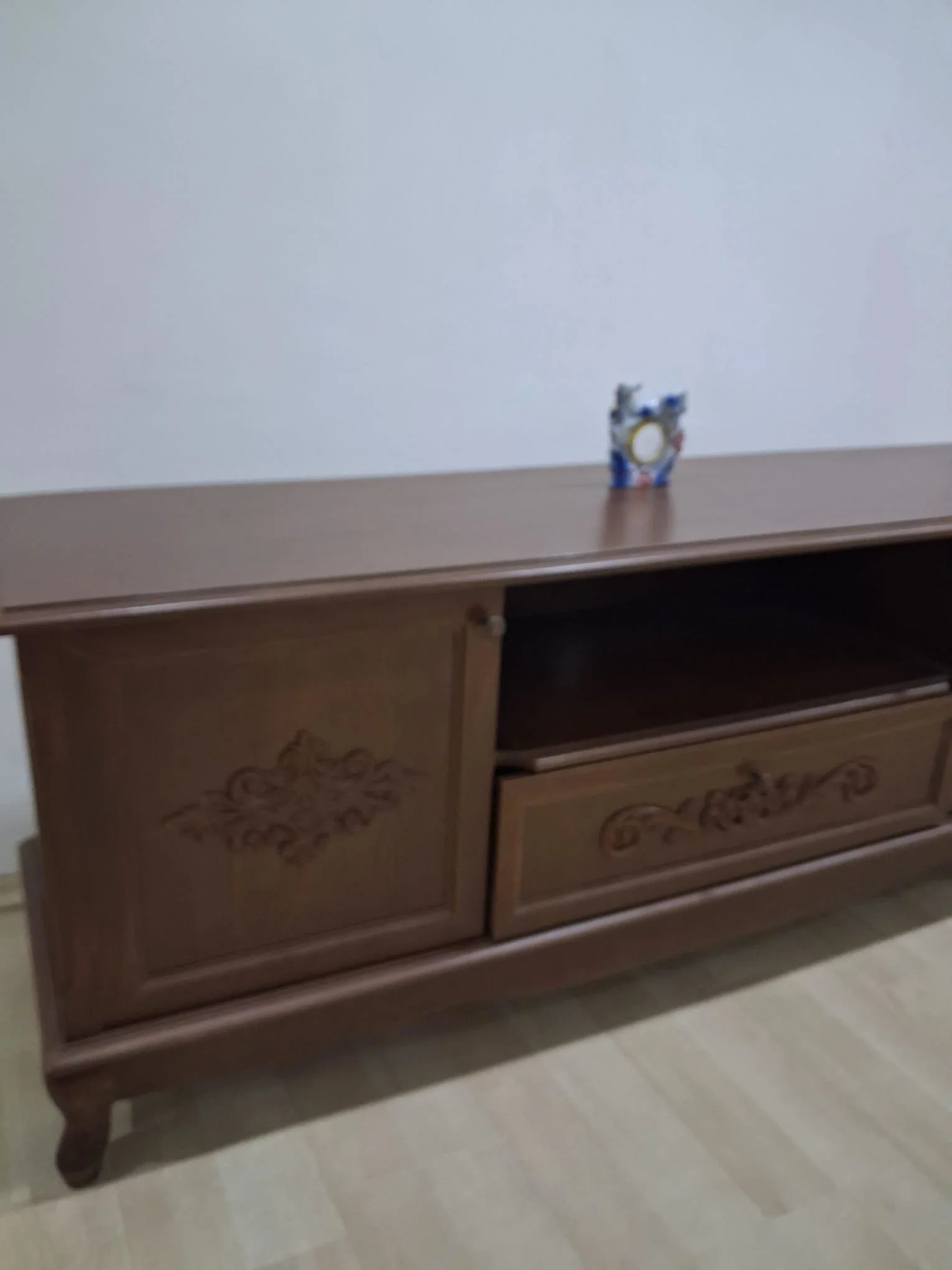Tv Sehpa ST 17336 Klasik Model Kayın Kaplama Aslan Ayak Oyma Ceviz Renk El Yapı Fiyatı, Yorumları ve Özellikleri
